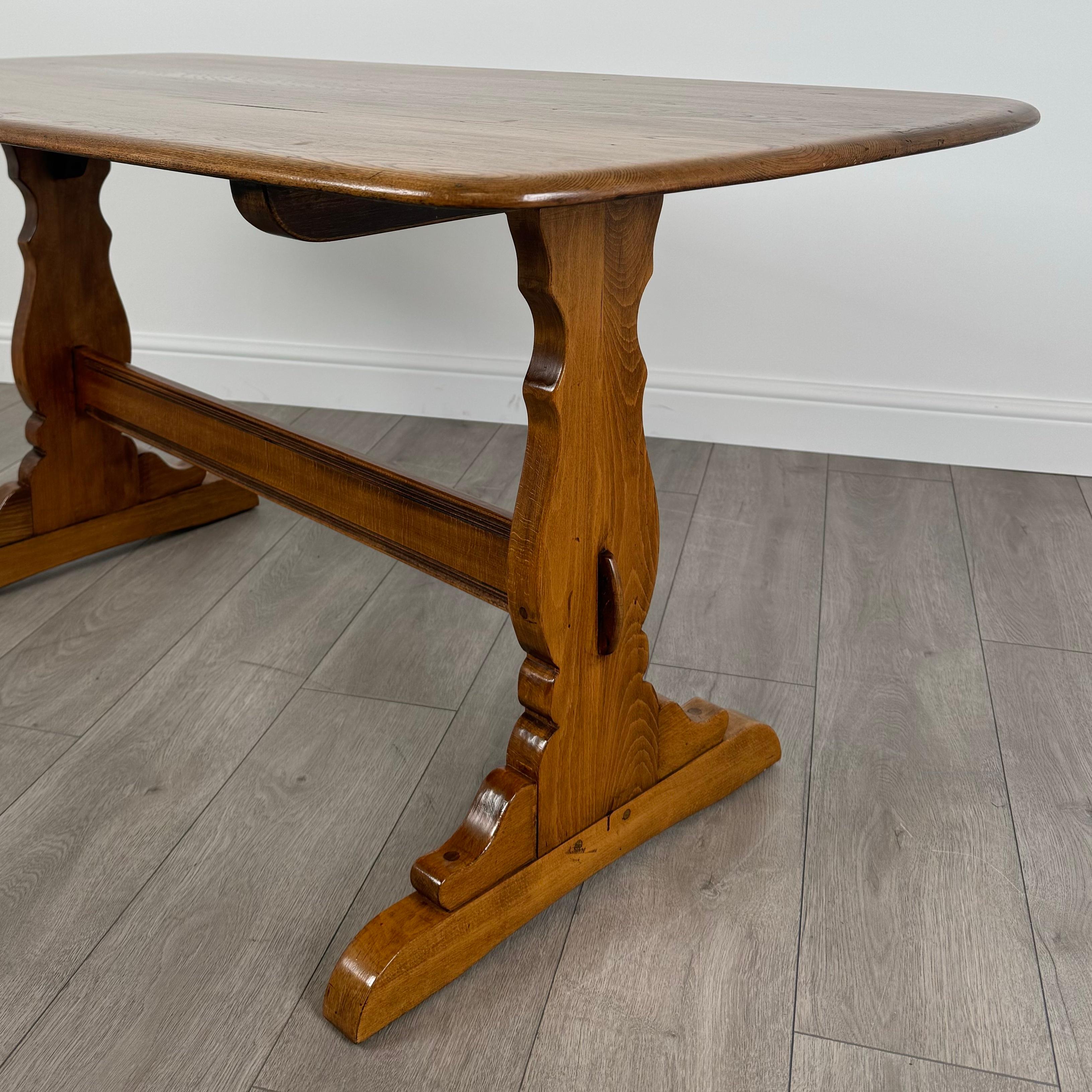 Orme Table de salle à manger Ercol du 20ème siècle en orme (REF AF-3626) en vente
