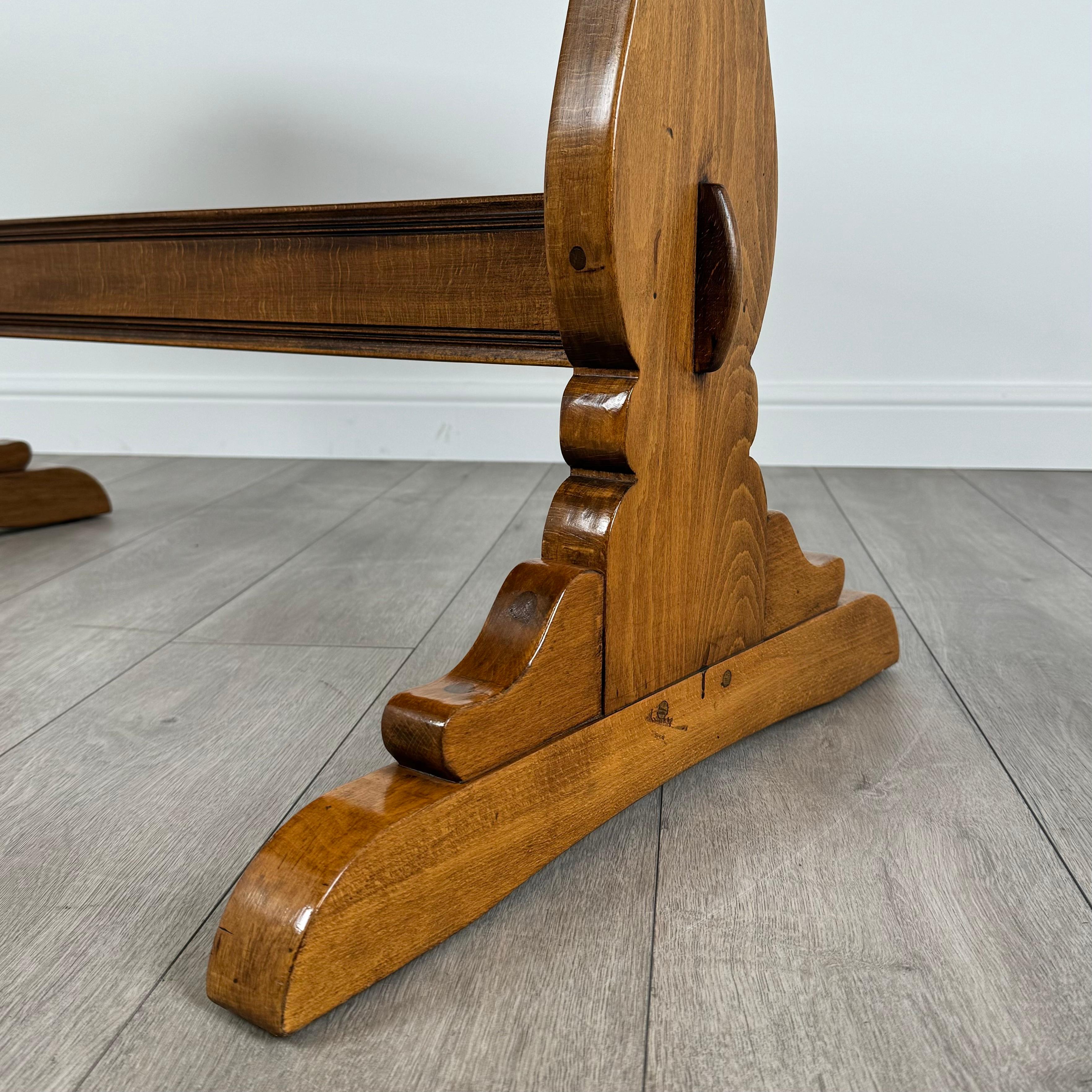 Table de salle à manger Ercol du 20ème siècle en orme (REF AF-3626) en vente 1