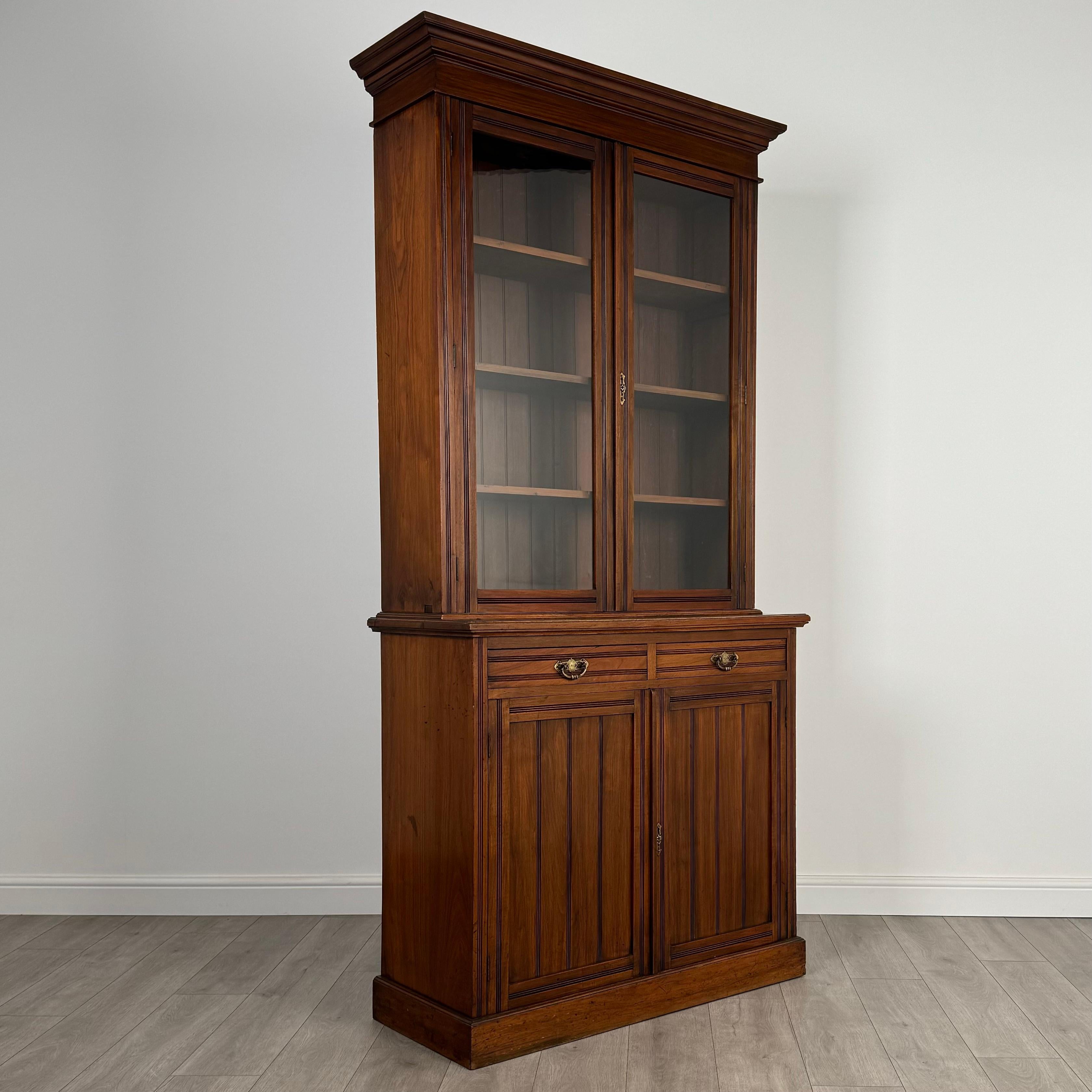 Bibliothèque ancienne du 20ème siècle en noyer ( REF AF-3722 ) en vente 5