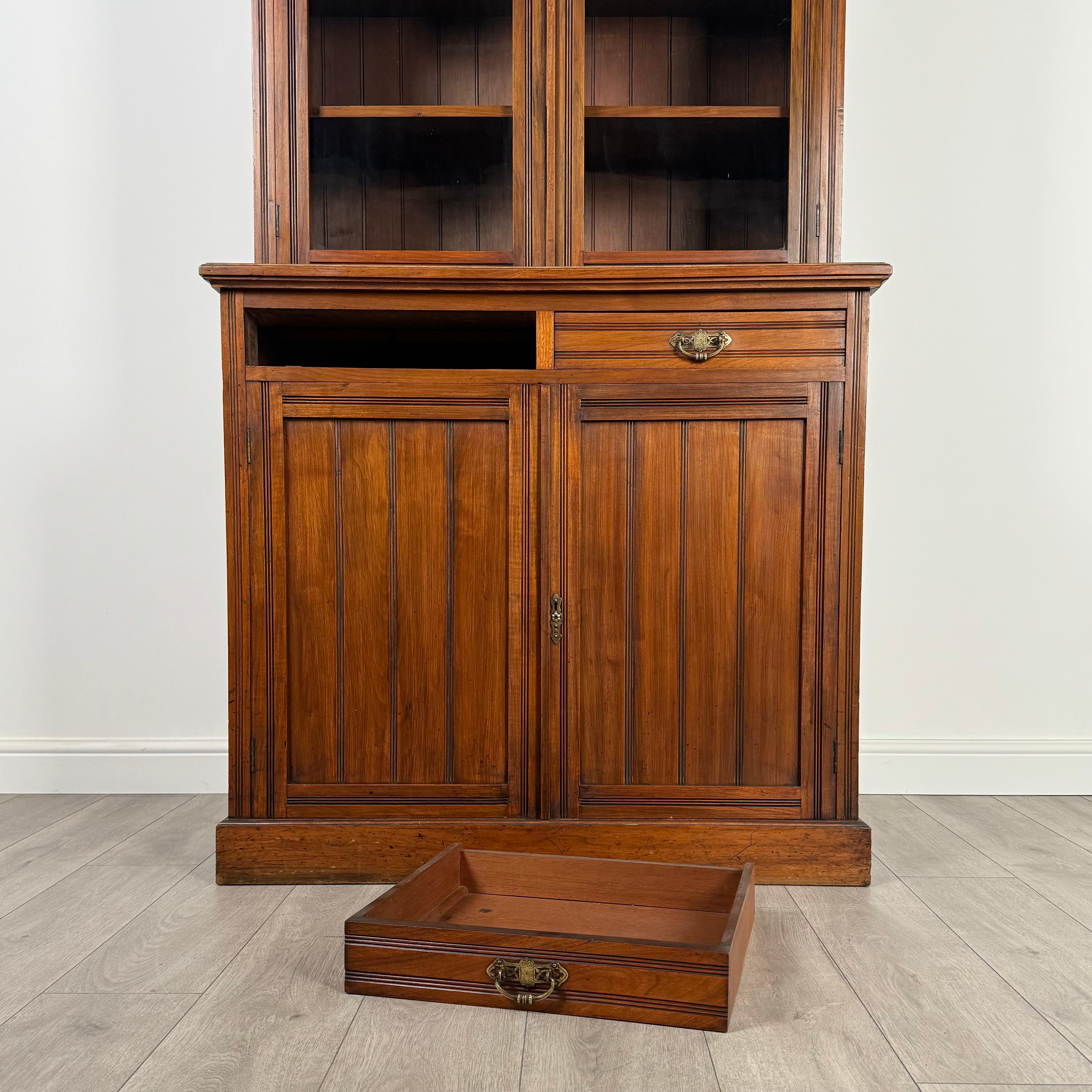 Bibliothèque ancienne du 20ème siècle en noyer ( REF AF-3722 ) en vente 7