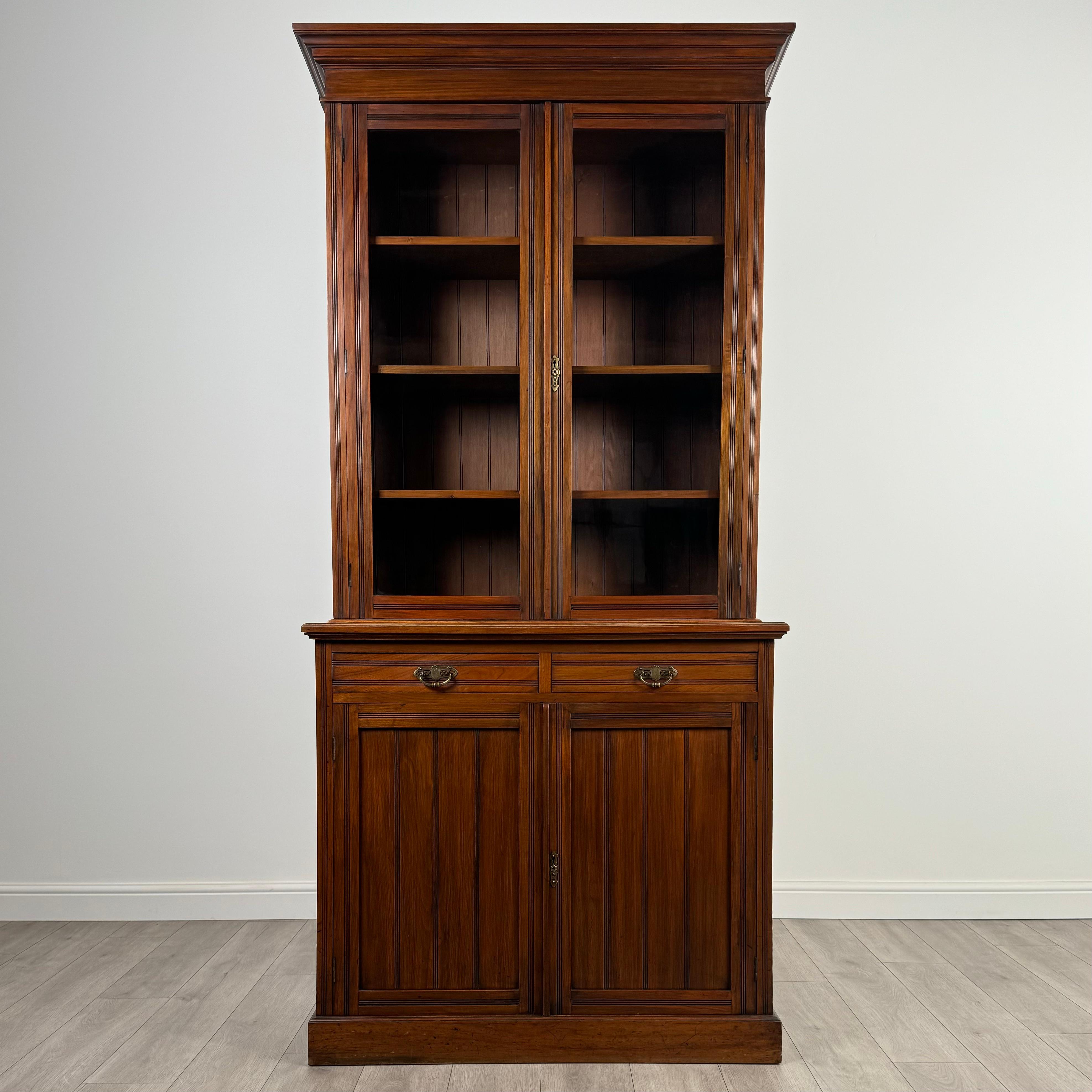 Britannique Bibliothèque ancienne du 20ème siècle en noyer ( REF AF-3722 ) en vente
