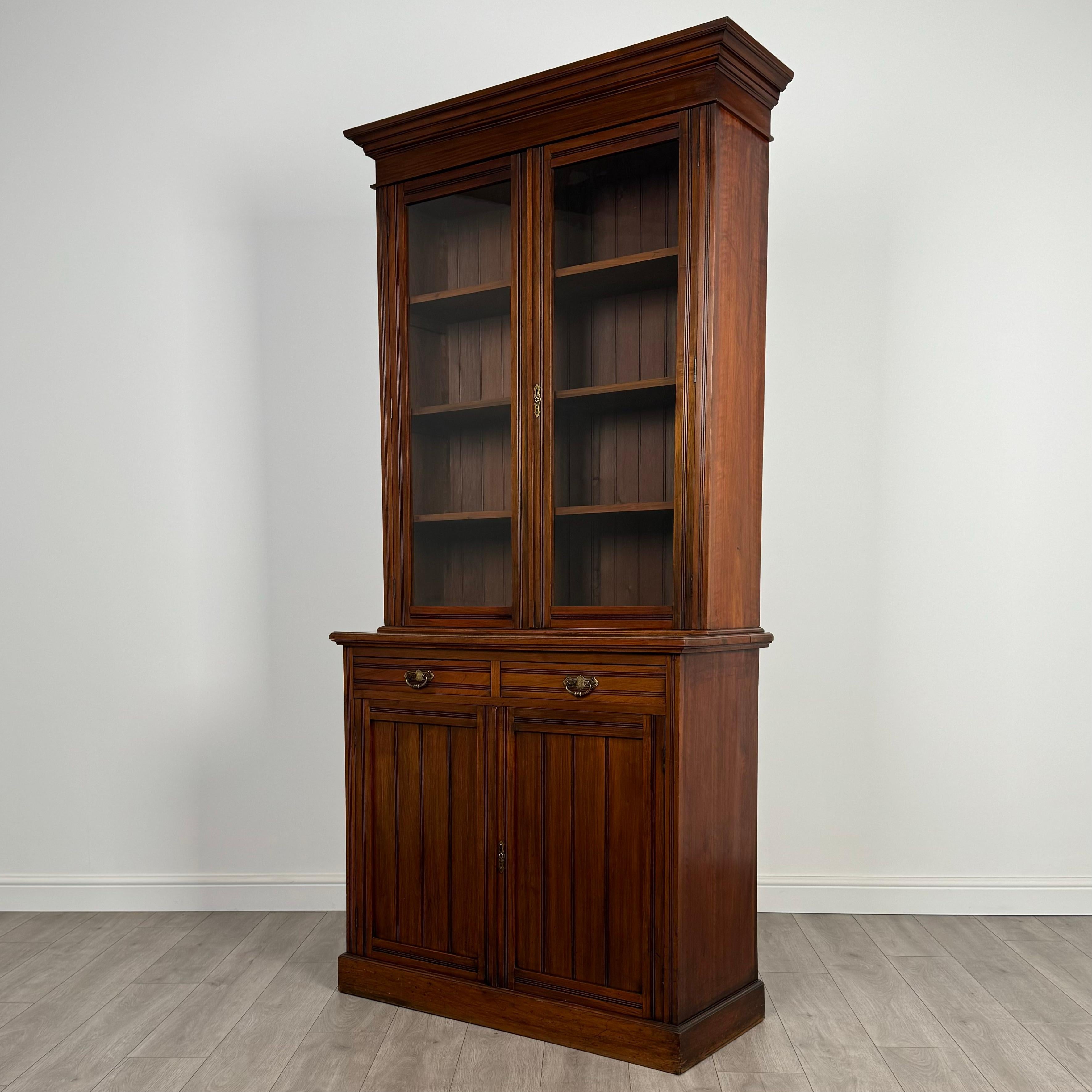20ième siècle Bibliothèque ancienne du 20ème siècle en noyer ( REF AF-3722 ) en vente