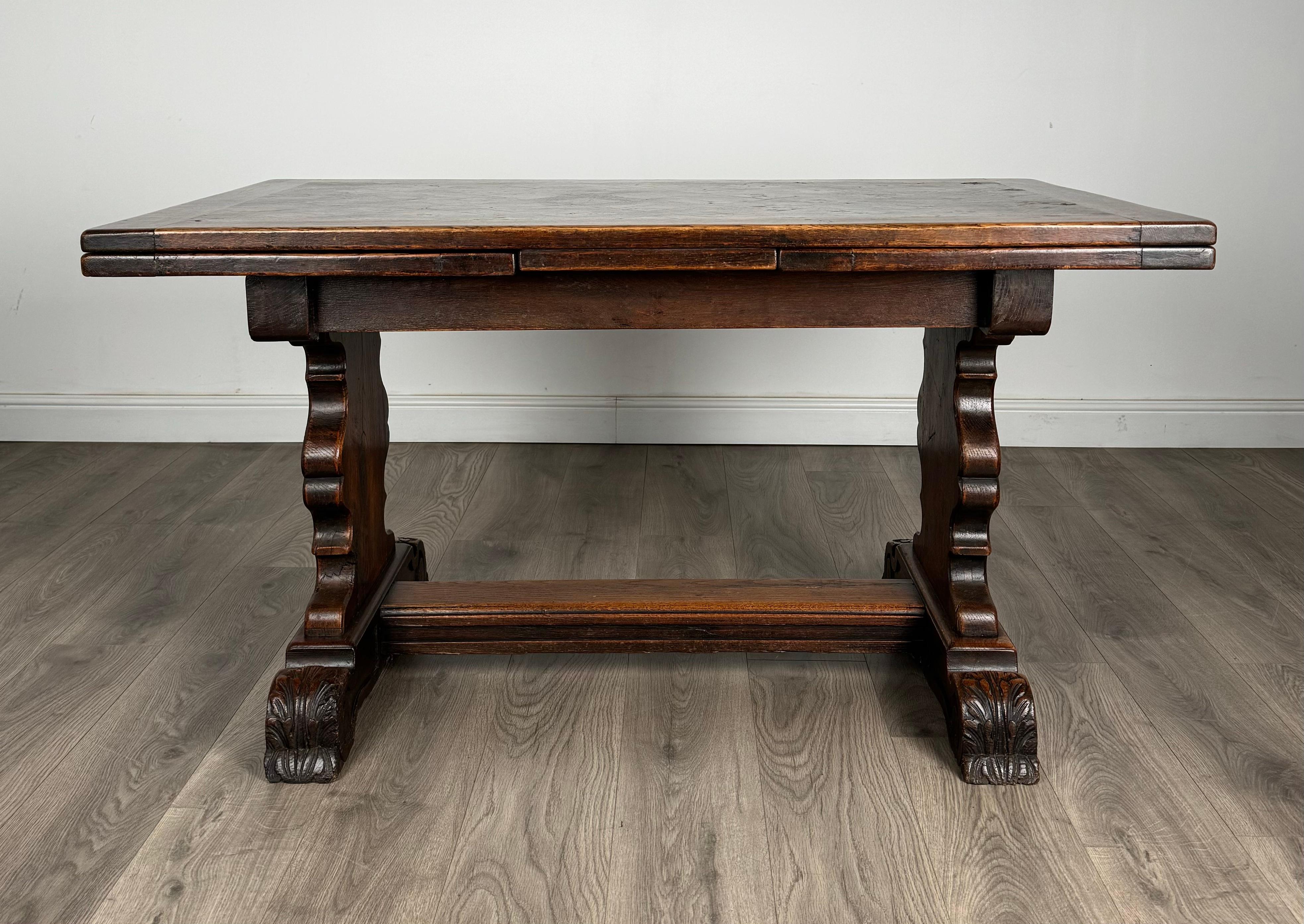 Magnifique table de salle à manger à rallonge de style édouardien
En chêne
Il est doté de deux grands fauteuils extractibles, un de chaque côté, qui offrent un espace supplémentaire pour s'asseoir. La table repose sur une base en chêne massif de