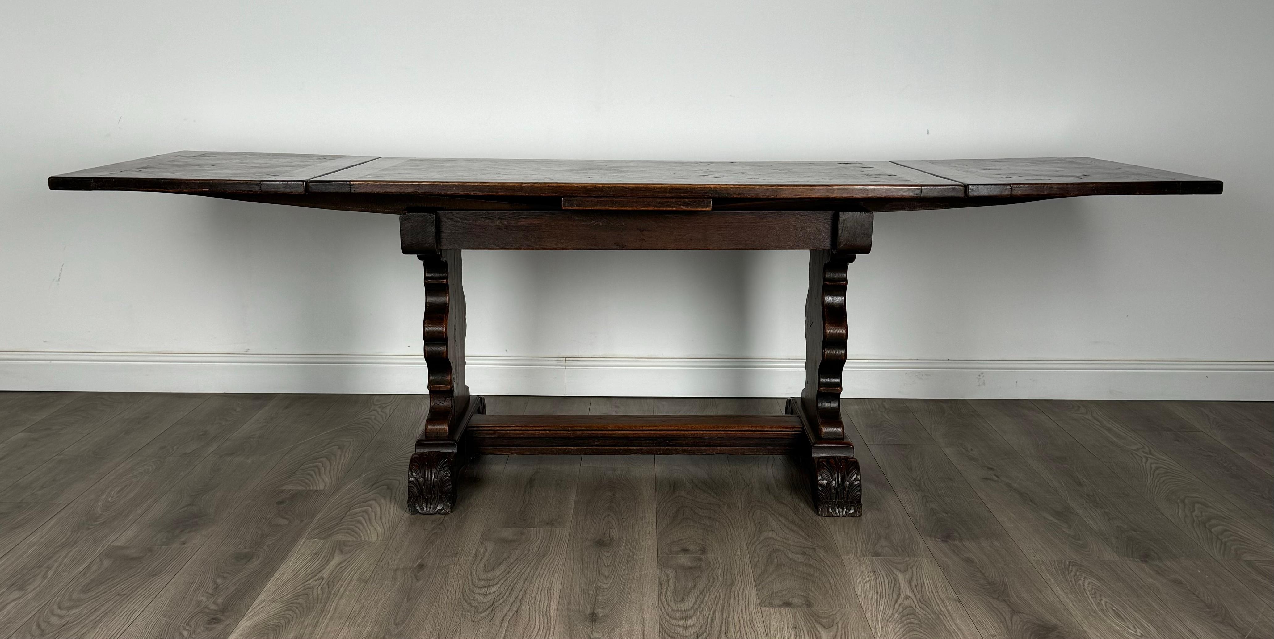 Britannique Ancienne table de salle à manger du 20ème siècle en chêne de qualité supérieure, réf. AF-3180 en vente