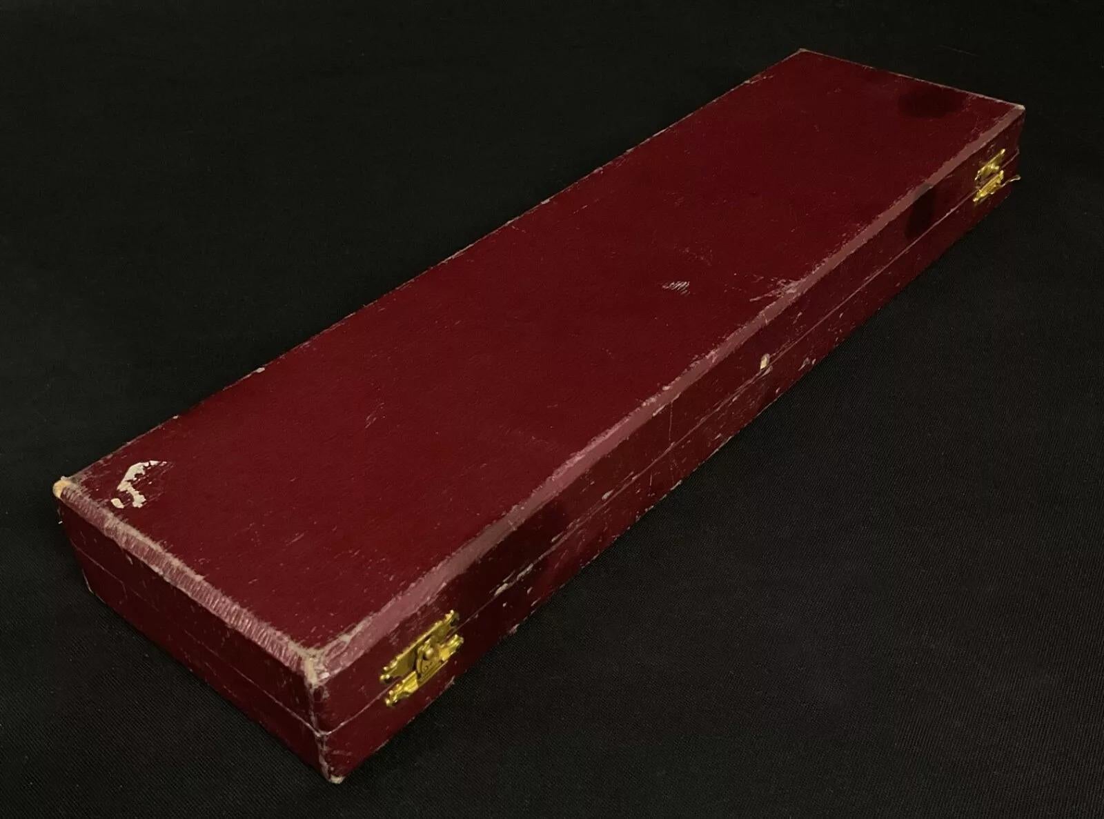 Cette élégante fourchette à gigot ancienne, conservée dans sa boîte d'origine, est une pièce du XXe siècle magnifiquement travaillée. Fabriqué en acier forgé et doté d'une poignée en bakélite, il présente un mélange de fonctionnalité et de charme