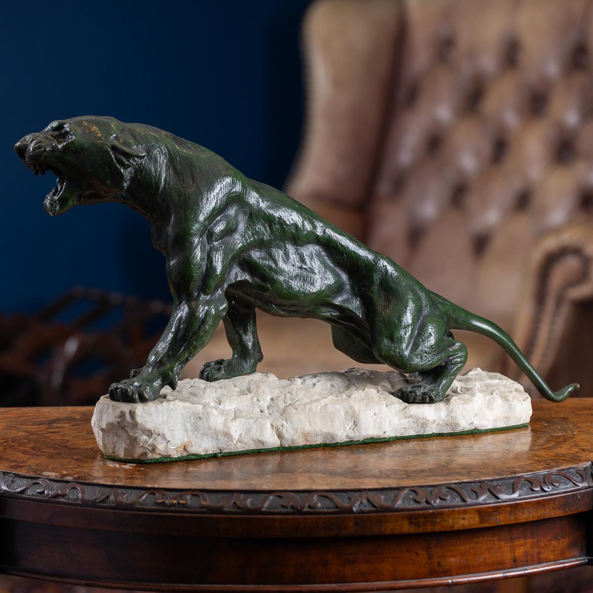 Bronze ancien du début du 20e siècle de l'Art déco français sur une base en pierre, représentant de façon réaliste un jaguar rugissant. Signé EUGENE CARTIER. Eugène Cartier (1861-1943) est un peintre et sculpteur français actif à la fin du XIXe