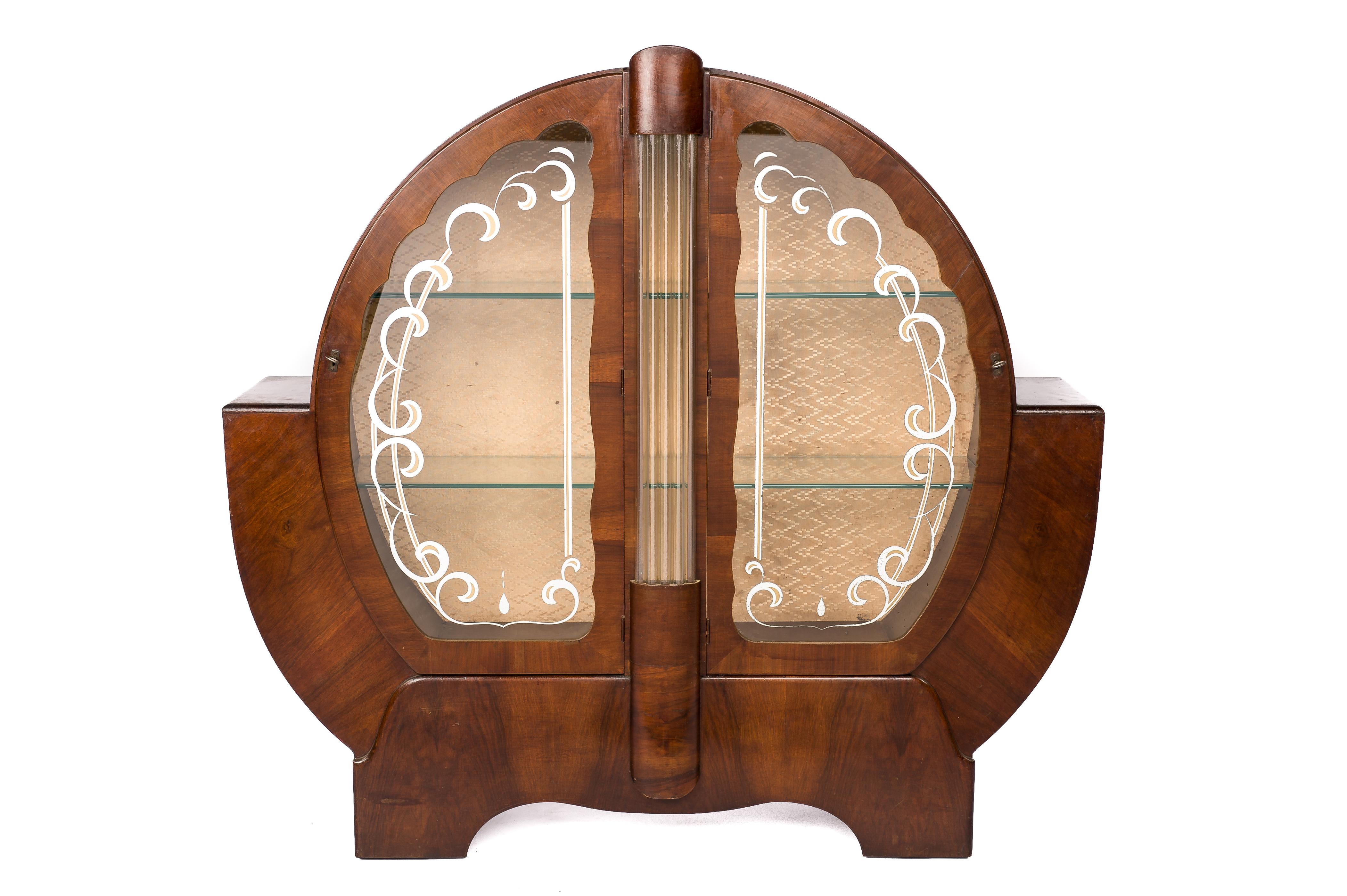 Dieser schöne französische Art-Déco-Barschrank wurde Anfang des 20. Jahrhunderts um 1925 in Mittelfrankreich hergestellt. Es zeichnet sich durch ein starkes geometrisches Design aus, das typisch für Art-Déco-Möbel ist. Der Schrank hat einen ganz
