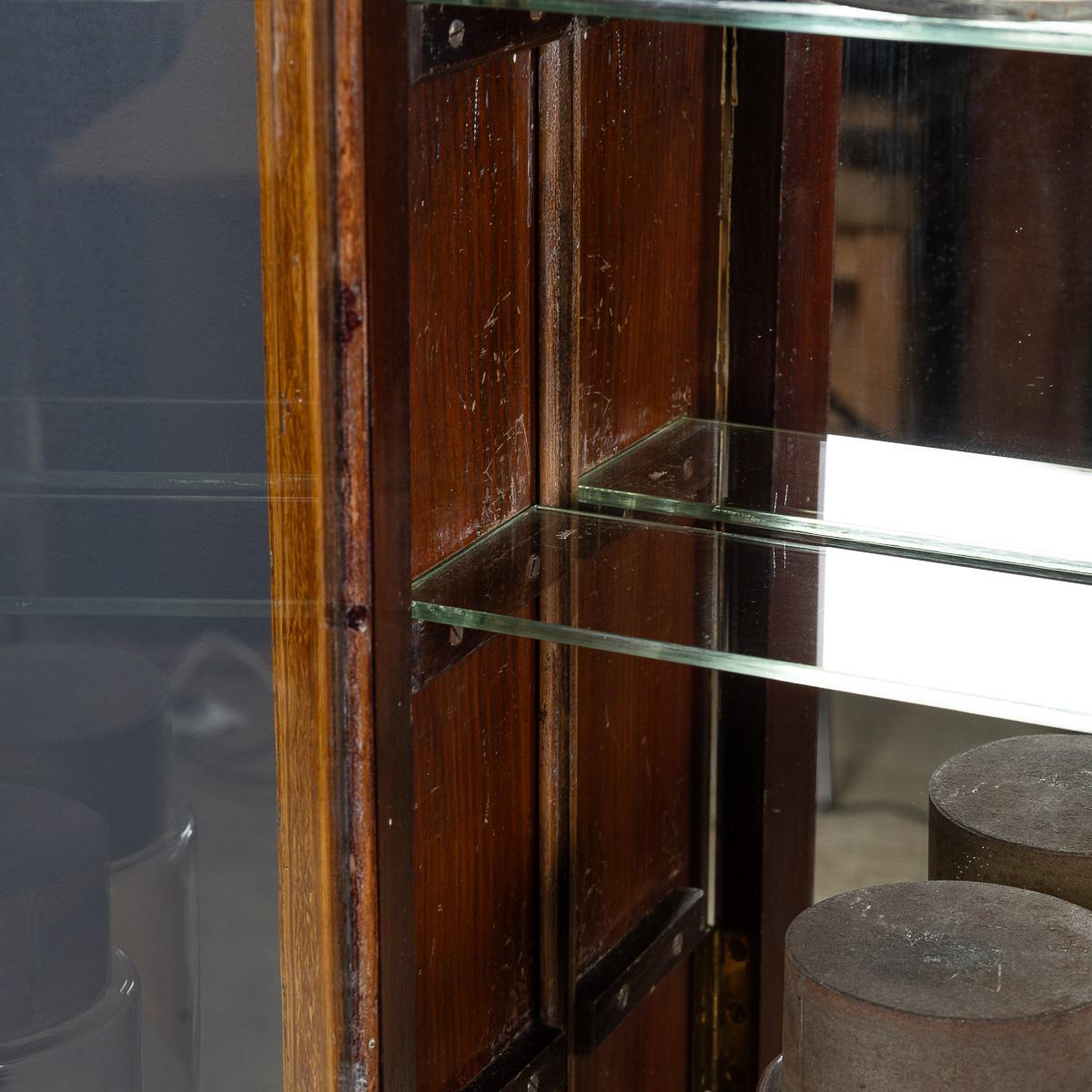 Antiguo Gabinete de Farmacia Francés del Siglo XX de Pino Desmenuzado y Cristal c.1900 en venta 4