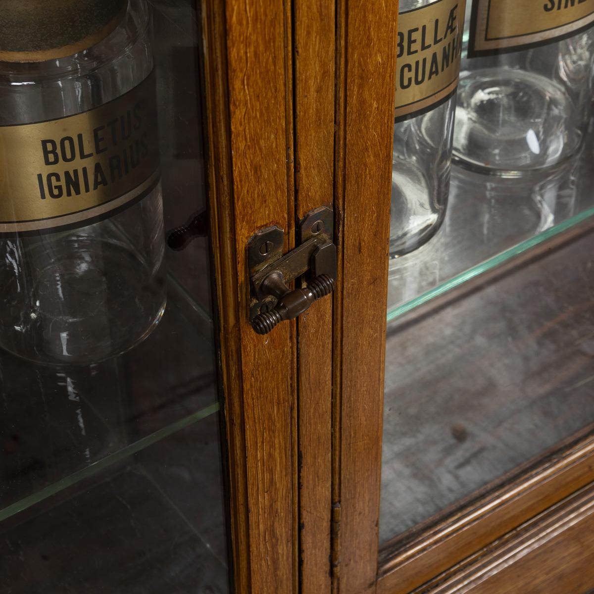 Antiguo Gabinete de Farmacia Francés del Siglo XX de Pino Desmenuzado y Cristal c.1900 en venta 6