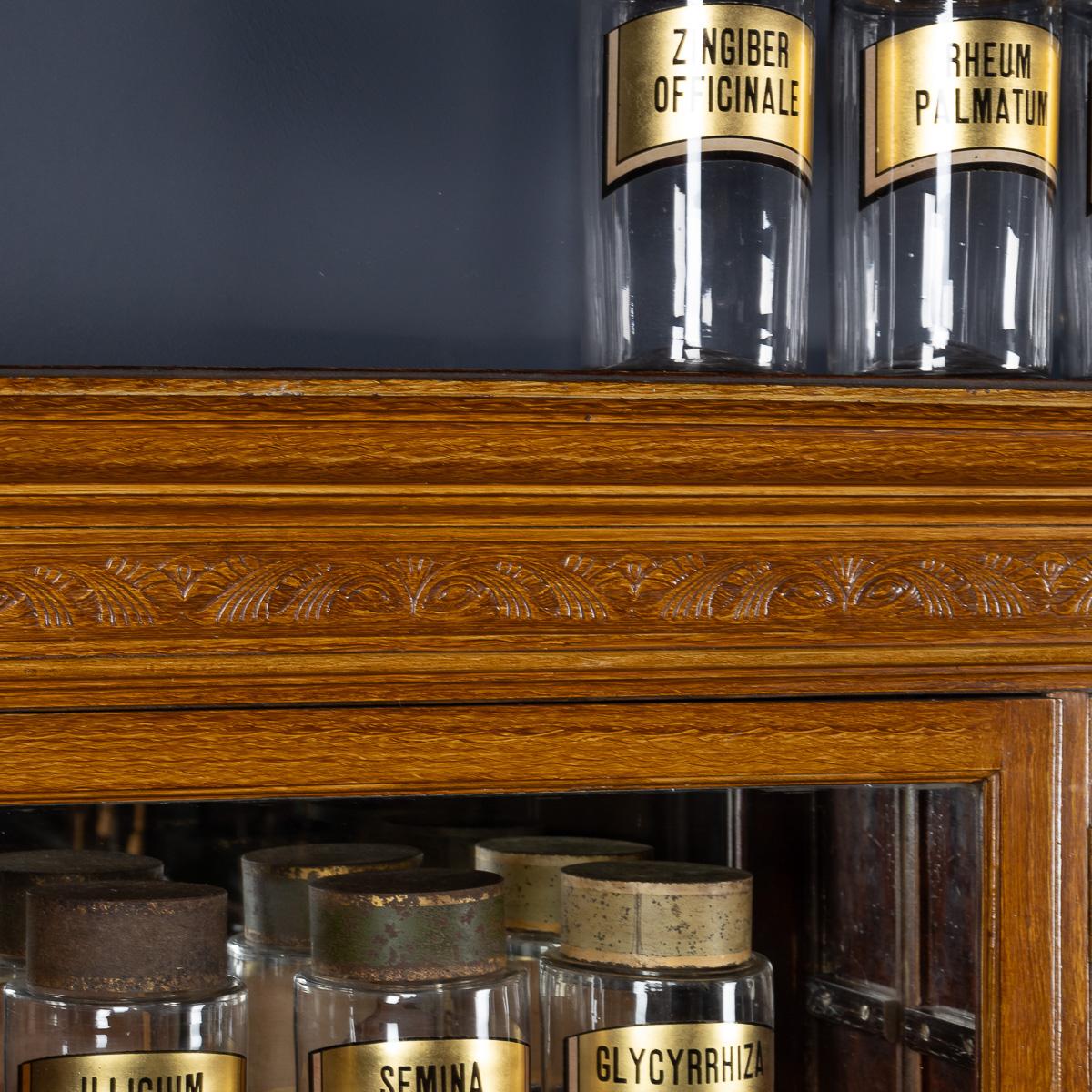 Antiguo Gabinete de Farmacia Francés del Siglo XX de Pino Desmenuzado y Cristal c.1900 en venta 8