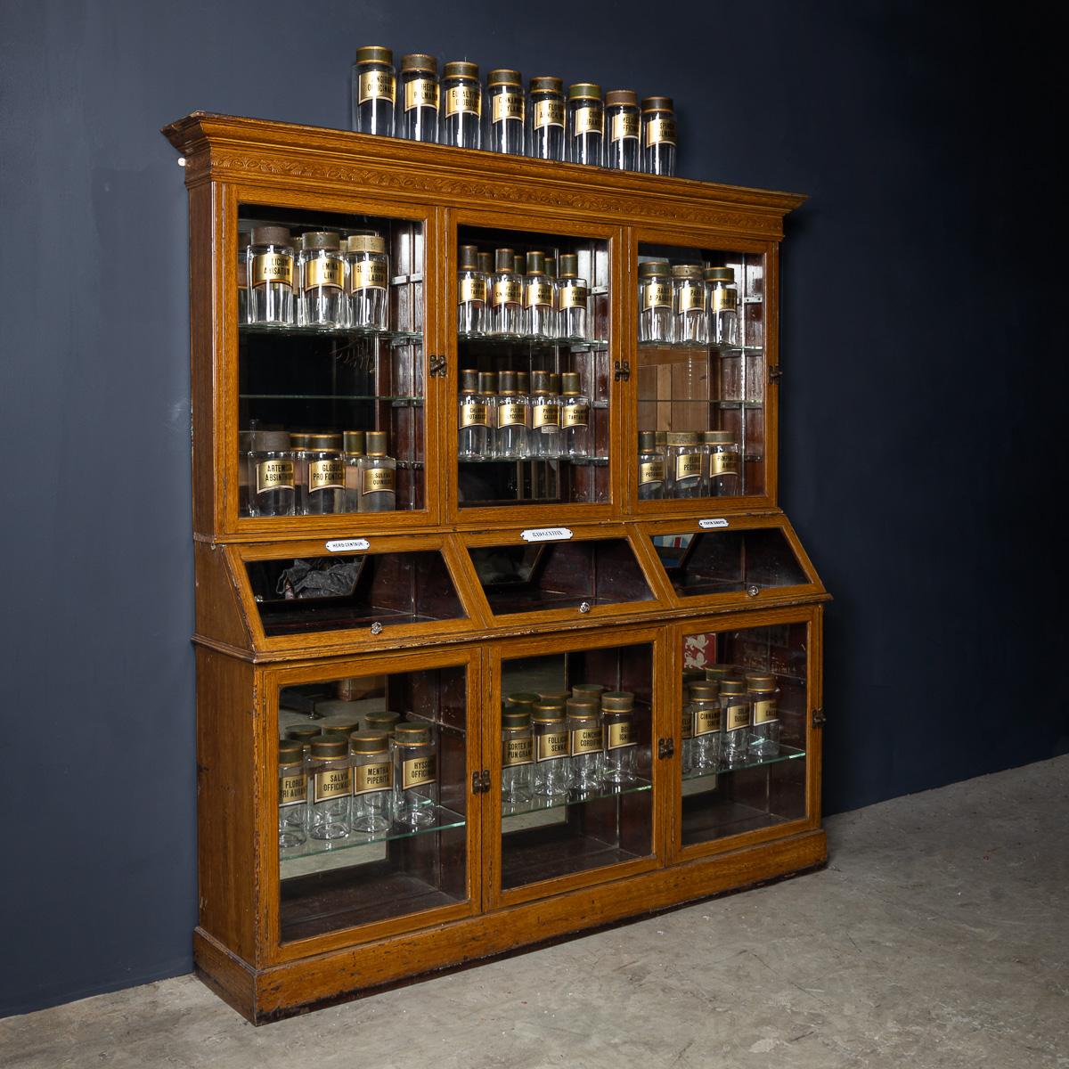 Antiguo Gabinete de Farmacia Francés del Siglo XX de Pino Desmenuzado y Cristal c.1900 Otro en venta