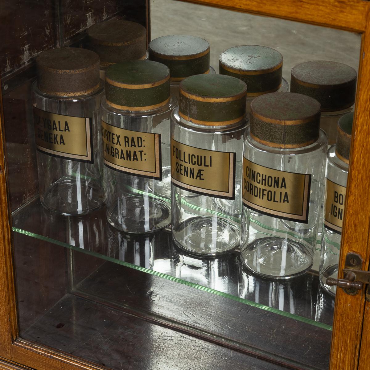 Antiguo Gabinete de Farmacia Francés del Siglo XX de Pino Desmenuzado y Cristal c.1900 en venta 1