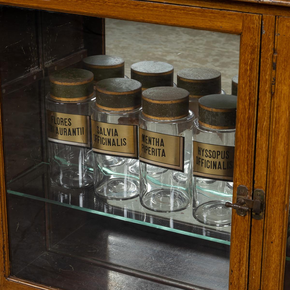 Antiguo Gabinete de Farmacia Francés del Siglo XX de Pino Desmenuzado y Cristal c.1900 en venta 2