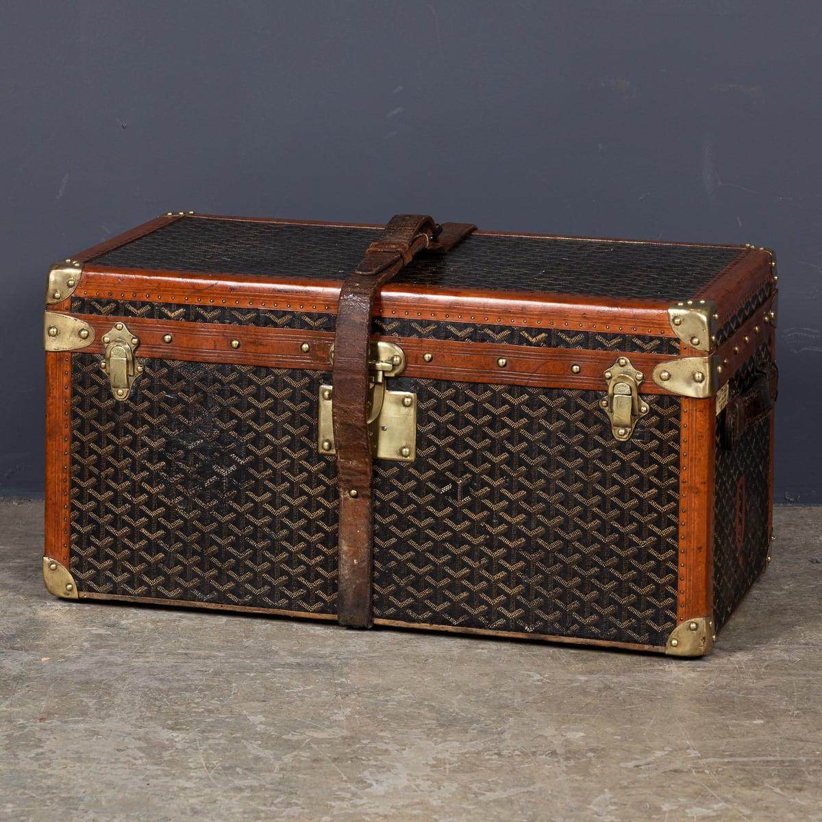 Antico baule francese dell'inizio del XX secolo di Goyard. Negli ultimi anni il famoso marchio è stato rilanciato e ha conquistato il mondo della moda. L'azienda originale E. Goyard era un produttore di bauli che rivaleggiava con Louis Vuitton e i