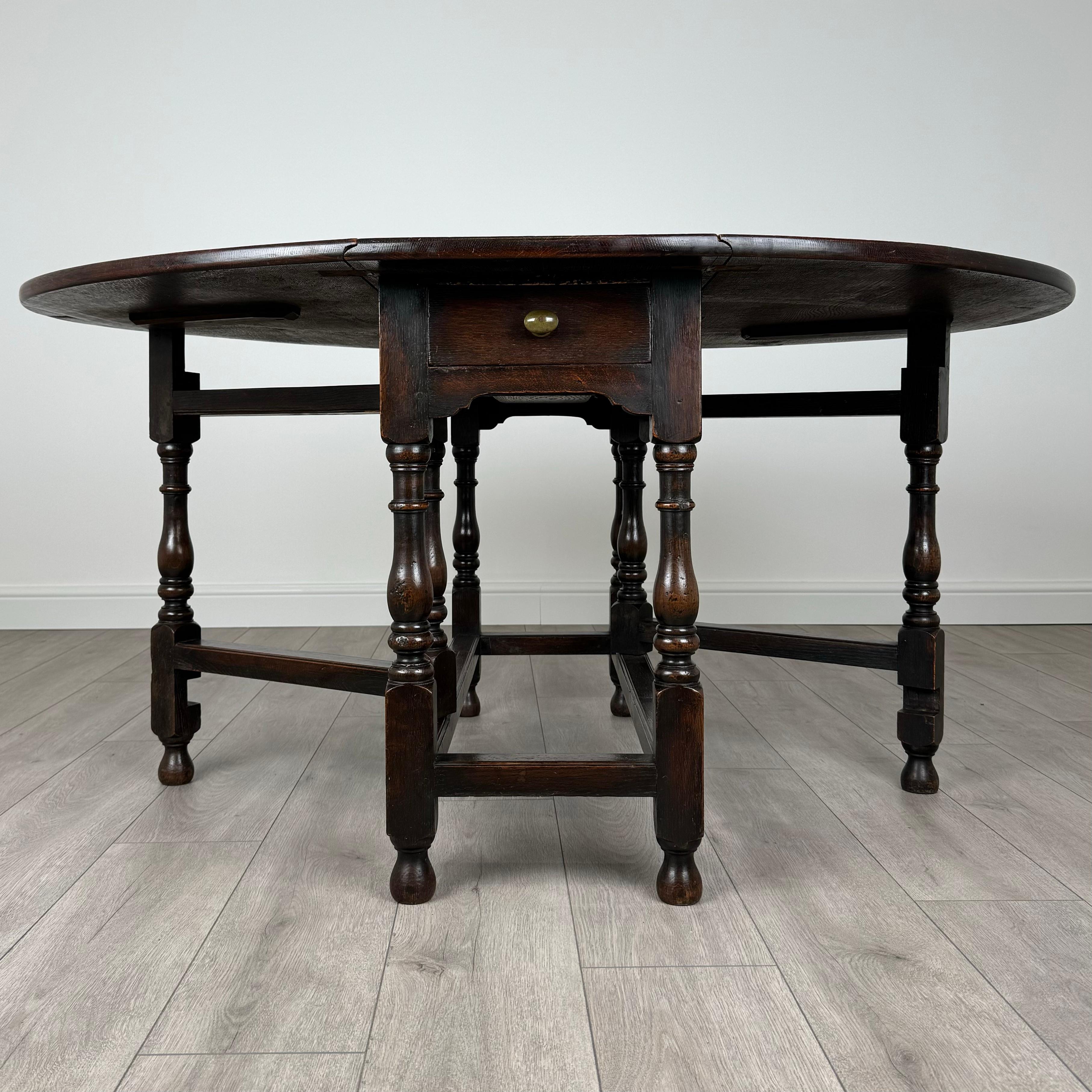 Table d'antiquités du 20ème siècle en chêne (REF AF-3526) en vente 4