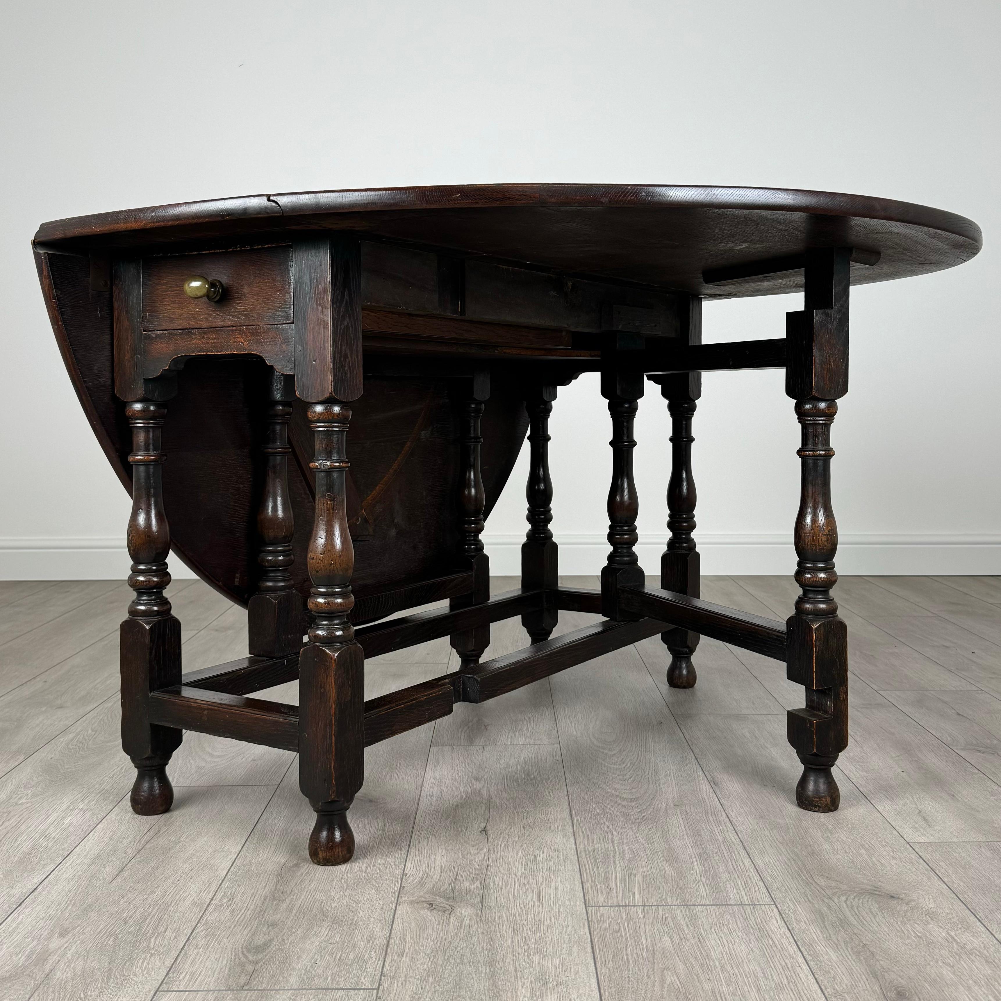 Table d'antiquités du 20ème siècle en chêne (REF AF-3526) en vente 5