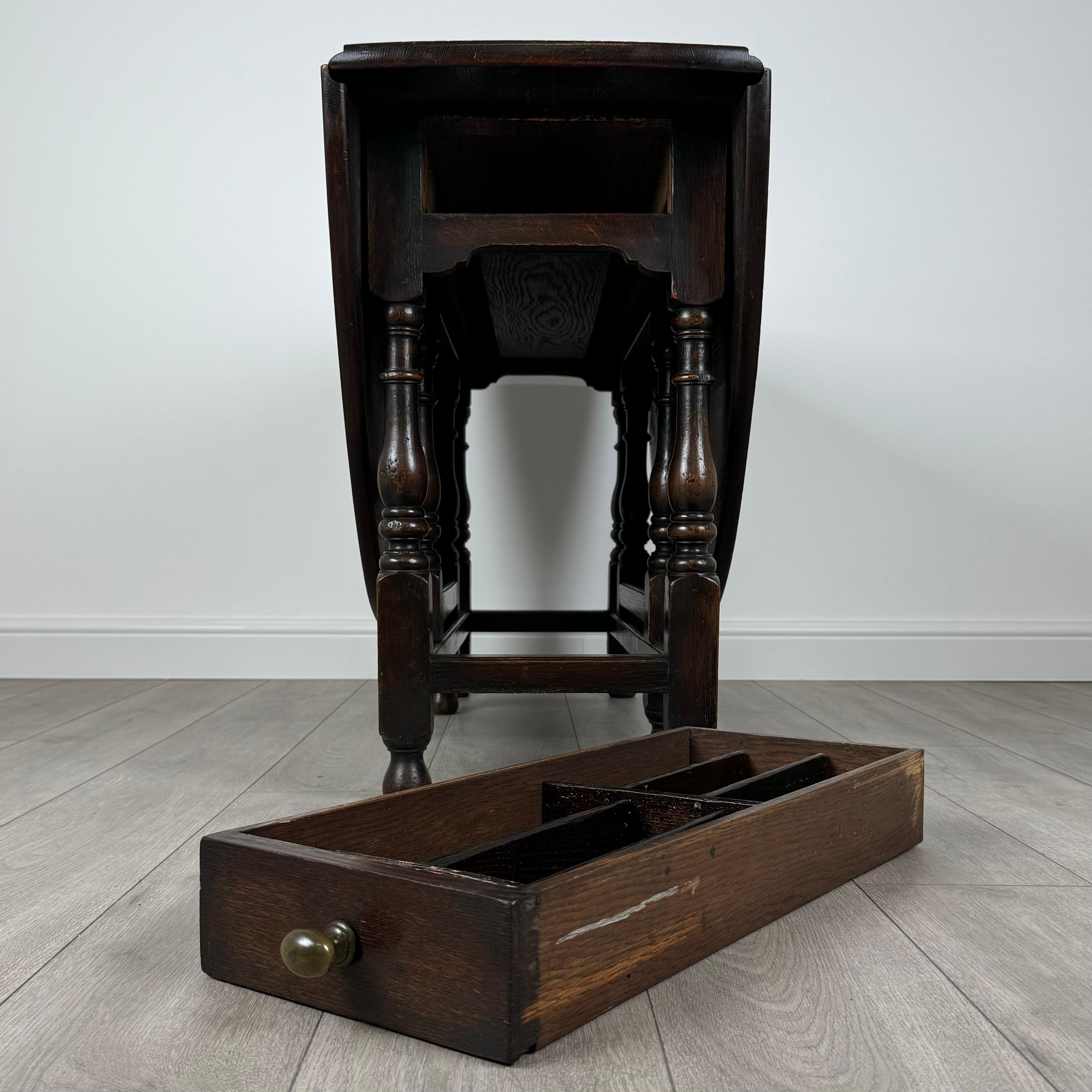 Table d'antiquités du 20ème siècle en chêne (REF AF-3526) en vente 7