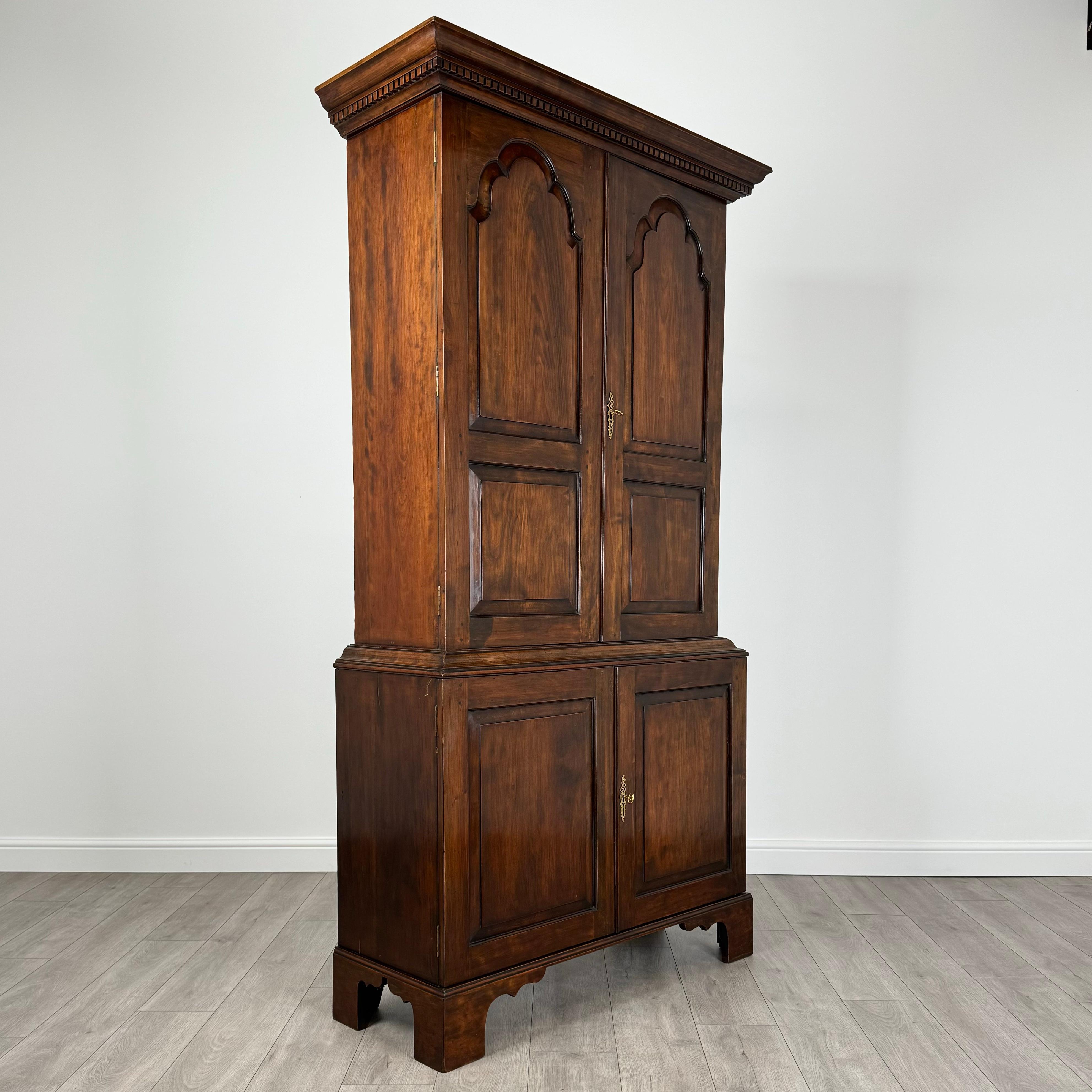 Antiguo armario de estilo georgiano del siglo XX en madera de frutal ( REF AF-3610 ) en venta 4