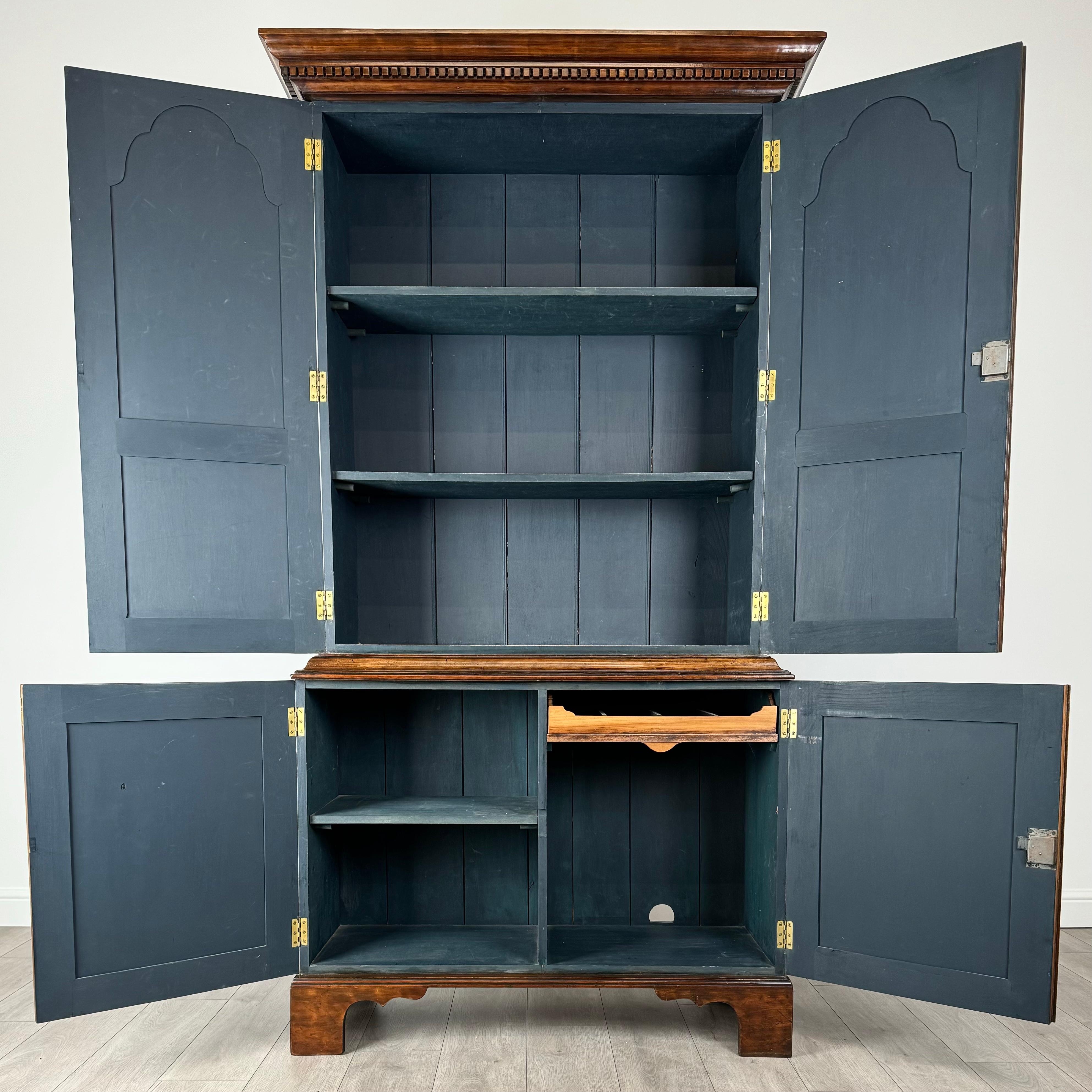 Antiguo armario de estilo georgiano del siglo XX en madera de frutal ( REF AF-3610 ) Georgiano en venta