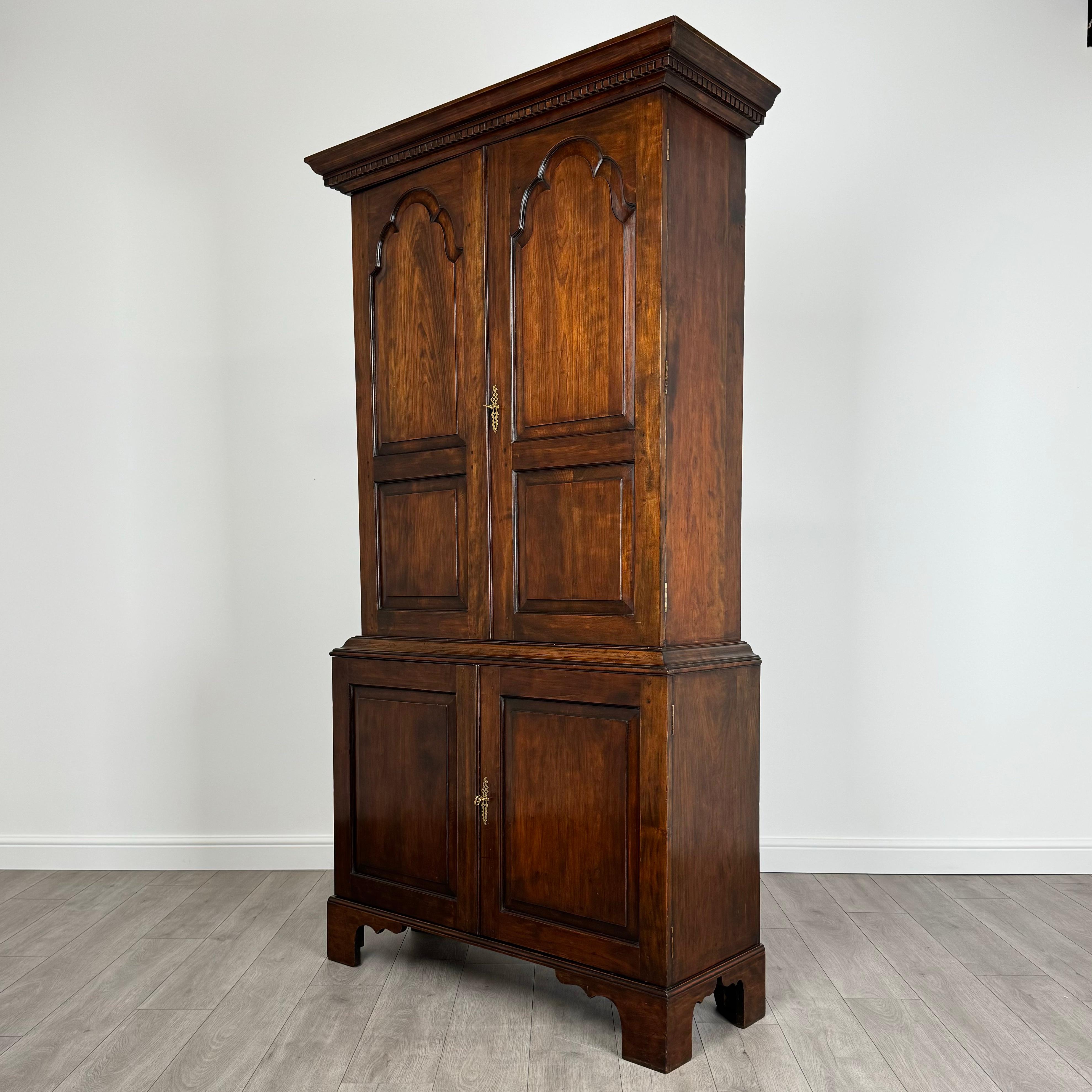 Antiguo armario de estilo georgiano del siglo XX en madera de frutal ( REF AF-3610 ) Inglés en venta