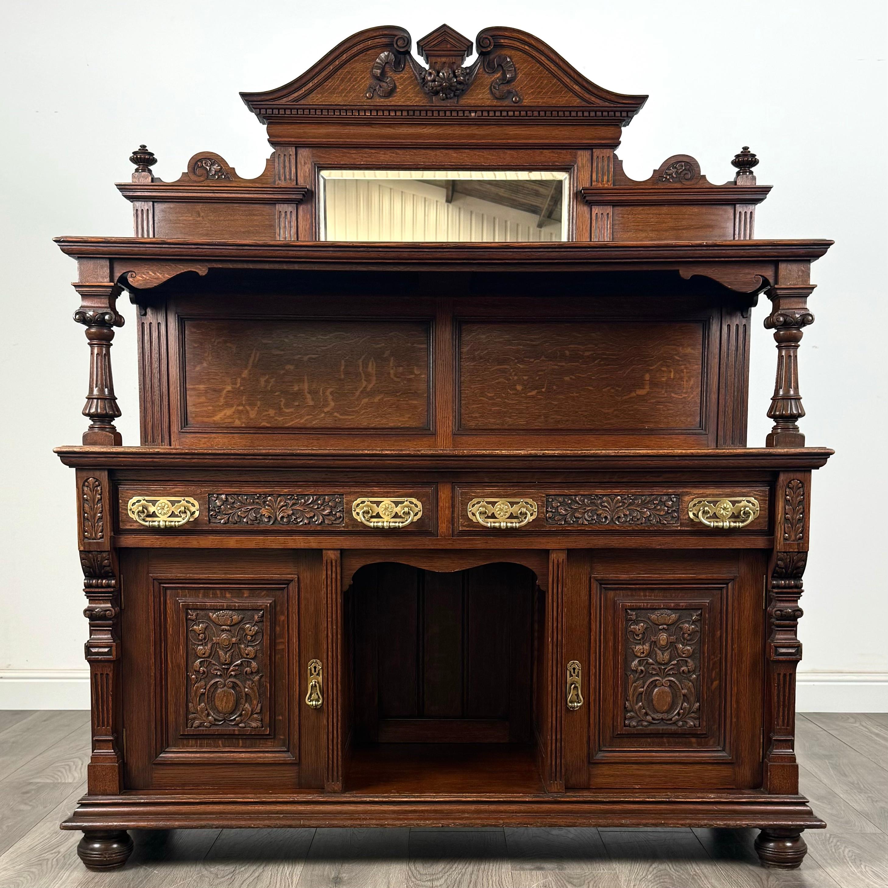 Dieses elegante Sideboard aus Goldeiche aus dem 20. Jahrhundert ist der Inbegriff von Qualität und raffinierter Handwerkskunst. Auf gedrechselten Füßen stehend, ist er ein vielseitiges Möbelstück, das jeden Ess- oder Wohnbereich aufwertet.

Die