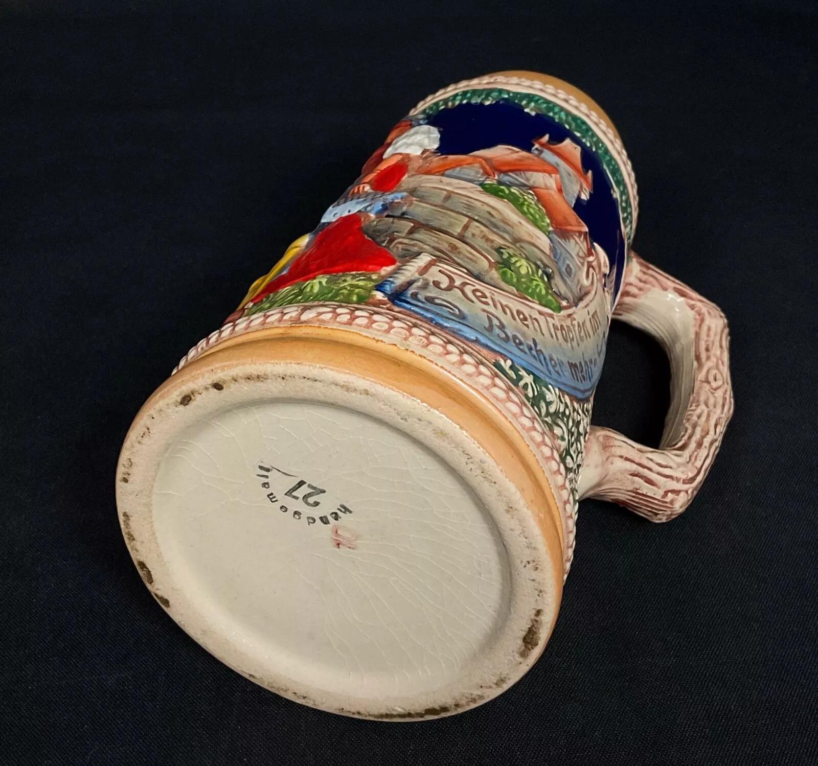 Découvrez le charme de cette ancienne stéatite à bière peinte à la main, fabriquée au 20e siècle. D'une hauteur de 7,28 pouces, d'un diamètre de 3,54 pouces (18,5 cm x 9 cm) et d'un poids de 728 grammes, ce stein présente un design classique avec