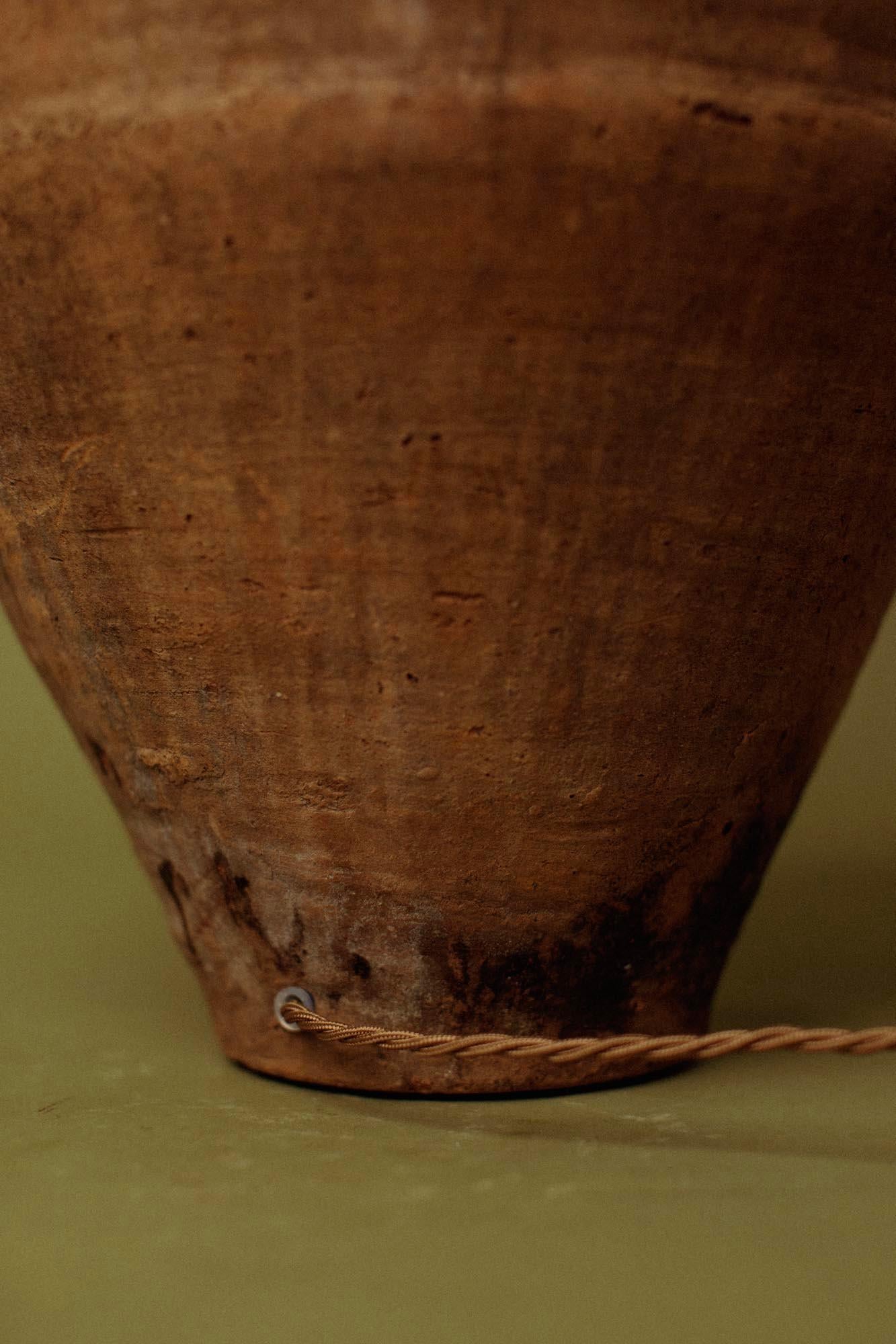 Primitif Ancienne lampe de table du 20e siècle en terre cuite et pot d'huile d'olive tourné à la main en vente