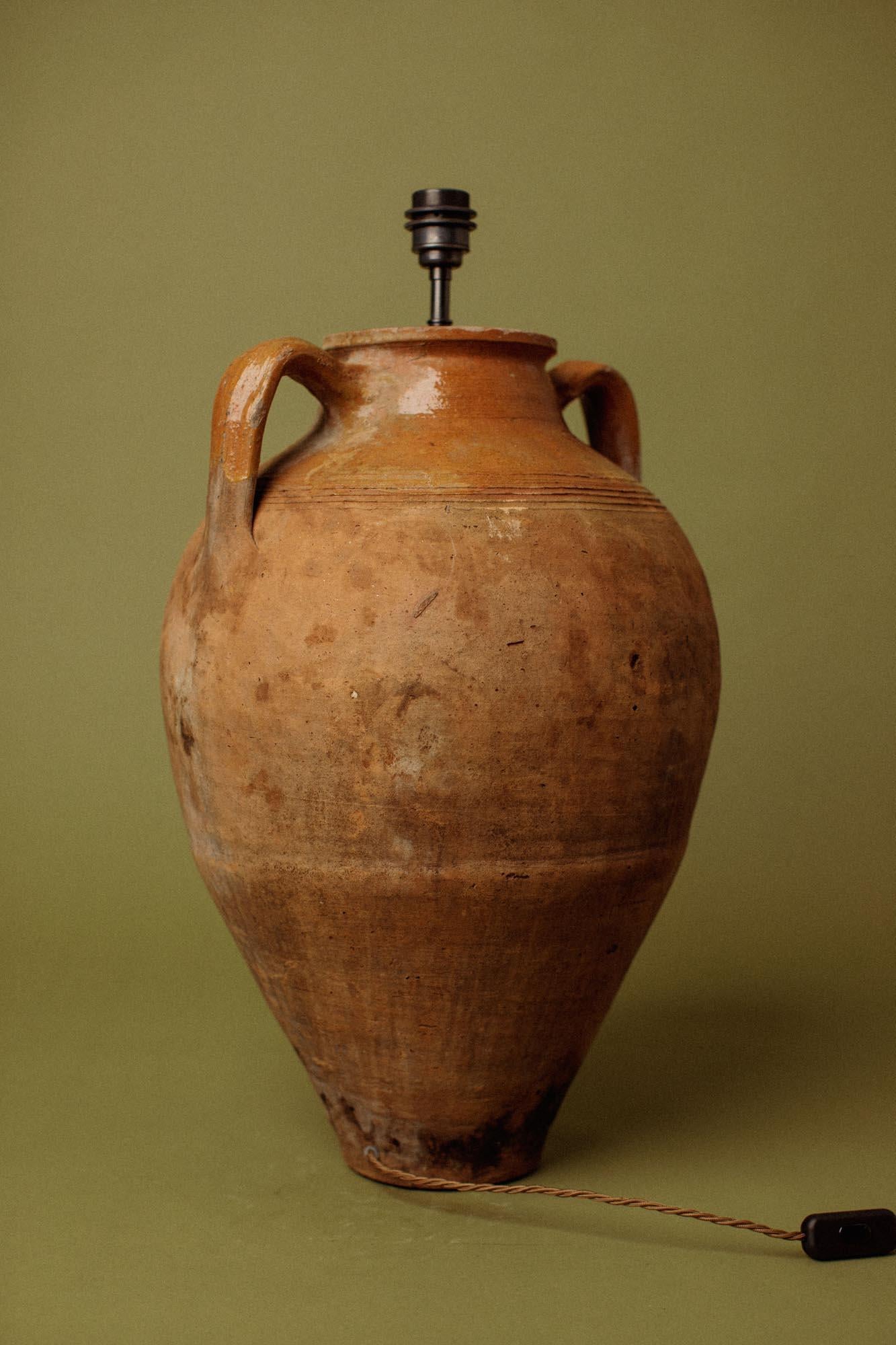 Sculpté à la main Ancienne lampe de table du 20e siècle en terre cuite et pot d'huile d'olive tourné à la main en vente