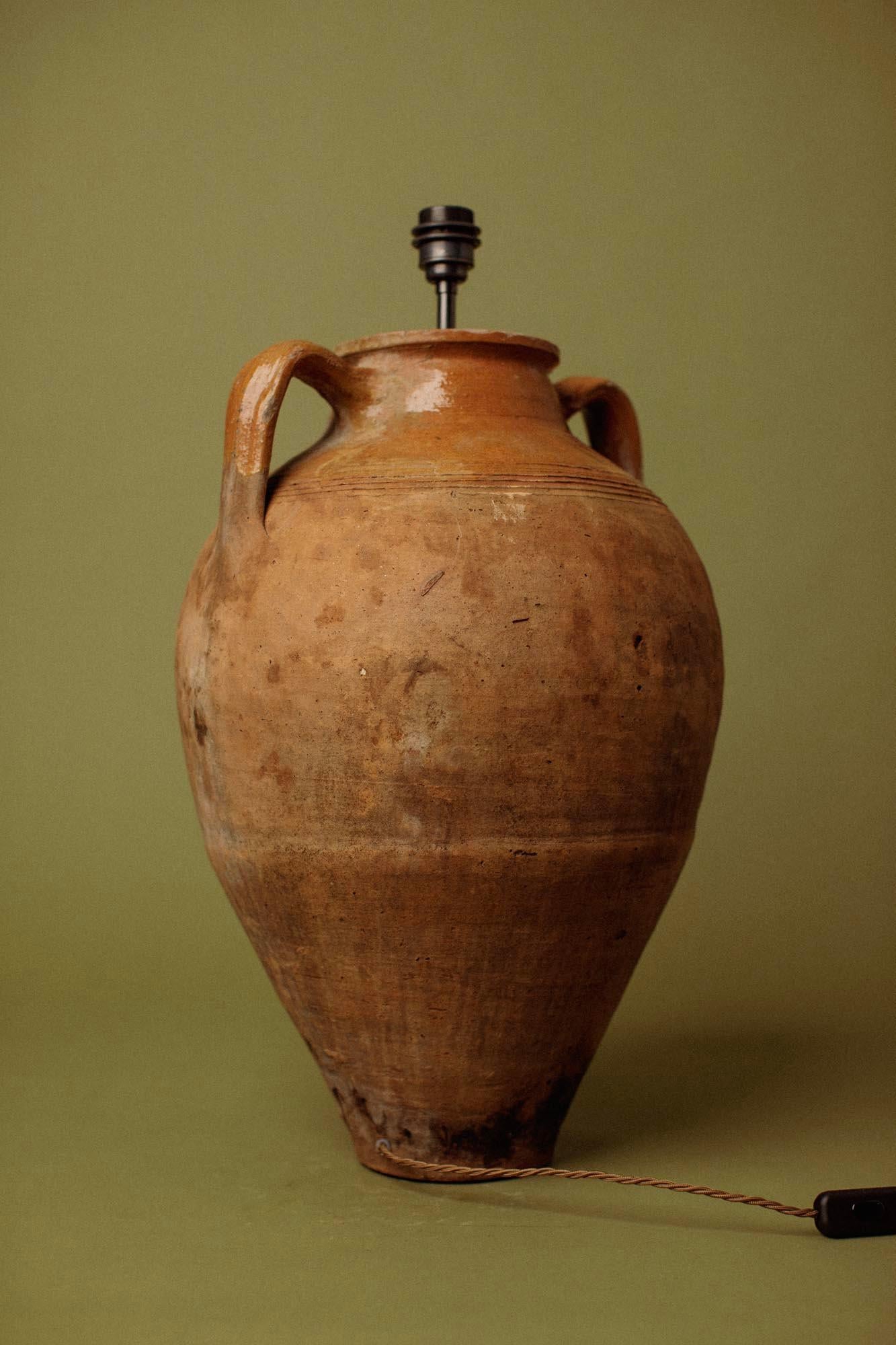 Ancienne lampe de table du 20e siècle en terre cuite et pot d'huile d'olive tourné à la main Bon état - En vente à London, GB