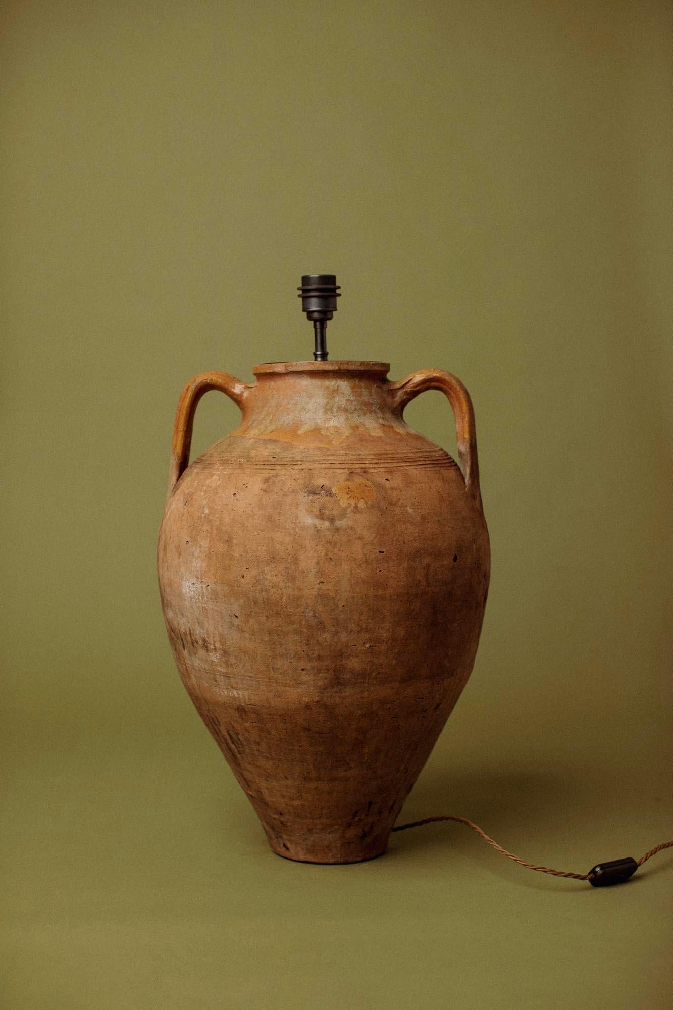 Milieu du XXe siècle Ancienne lampe de table du 20e siècle en terre cuite et pot d'huile d'olive tourné à la main en vente