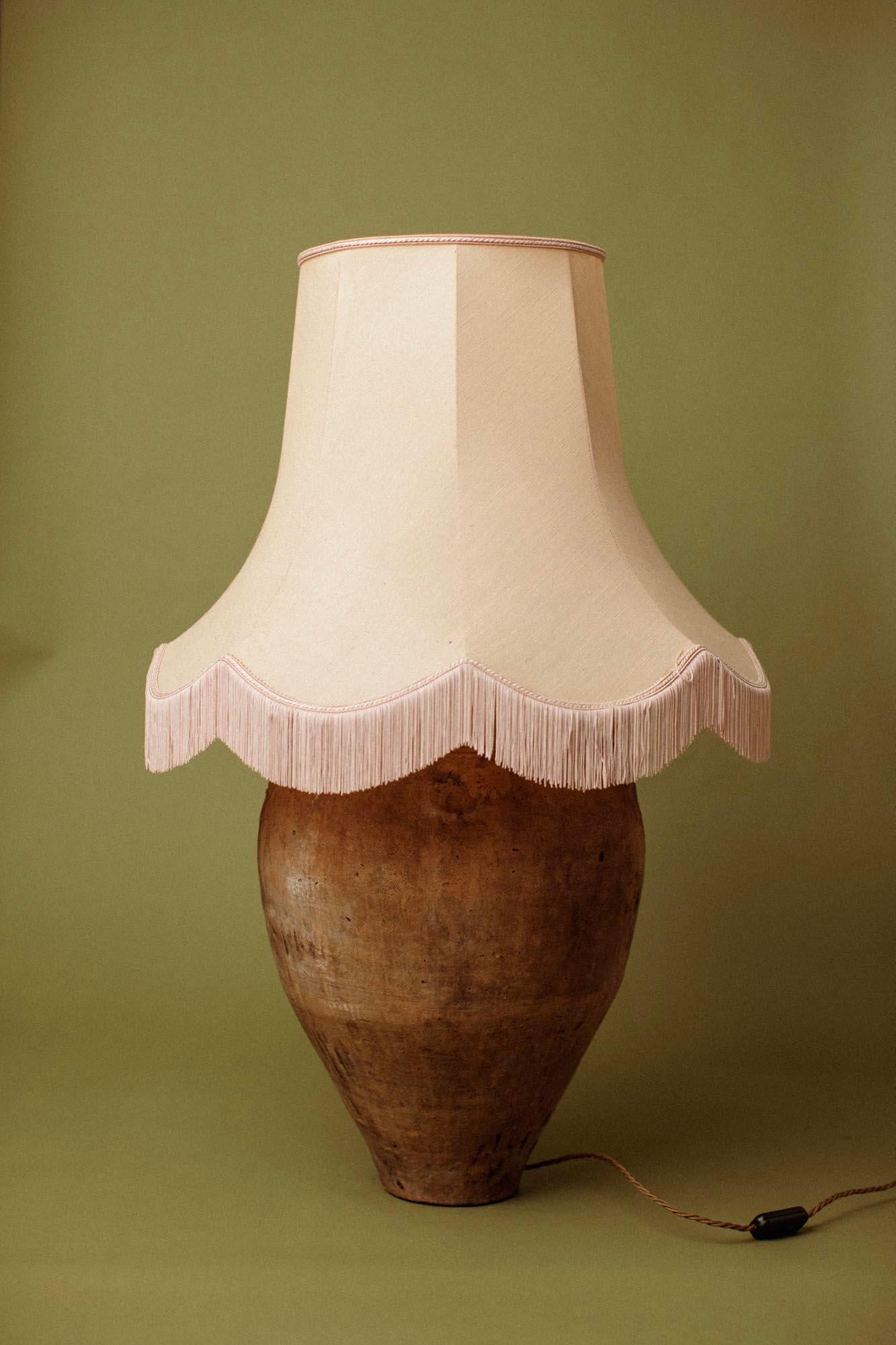 Céramique Ancienne lampe de table du 20e siècle en terre cuite et pot d'huile d'olive tourné à la main en vente