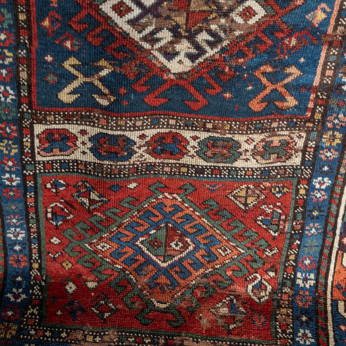 Antiquité 20ème siècle Tapis de course Kazak fait à la main c.1920 en vente 3