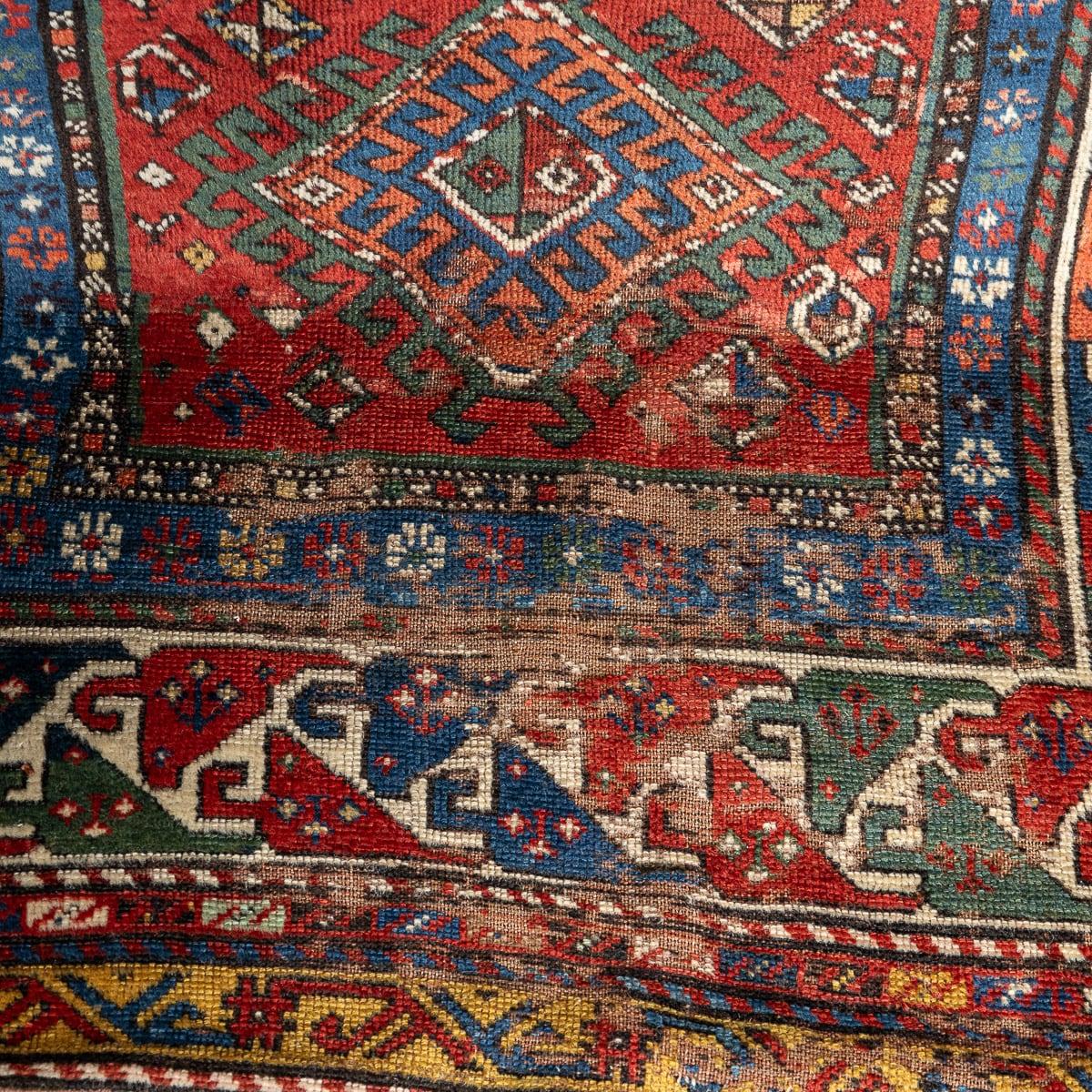 Antiquité 20ème siècle Tapis de course Kazak fait à la main c.1920 en vente 4
