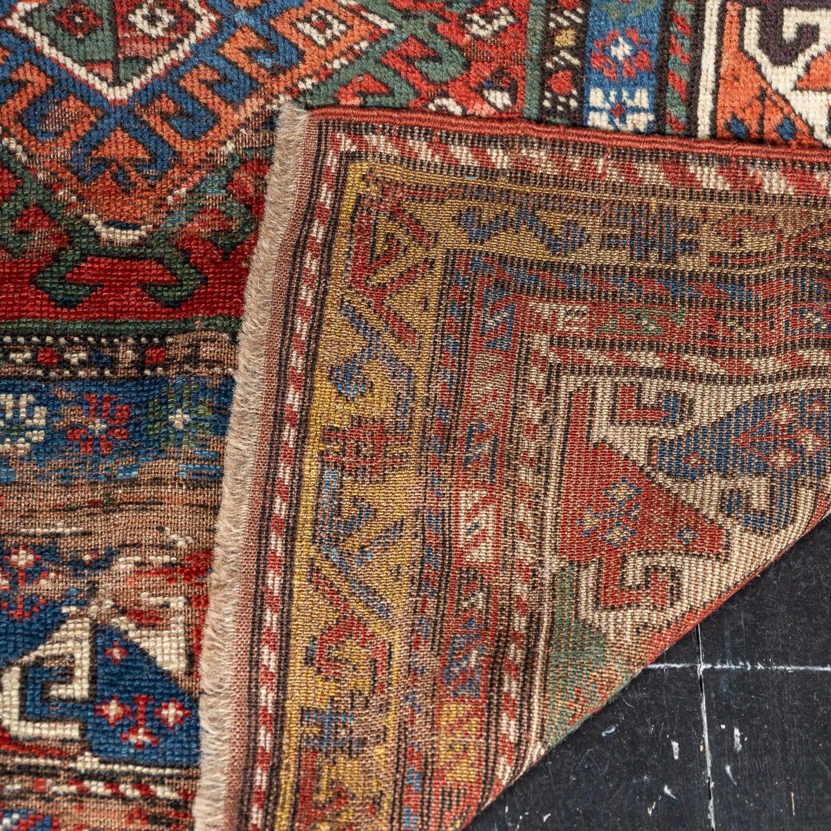 Antiquité 20ème siècle Tapis de course Kazak fait à la main c.1920 en vente 6