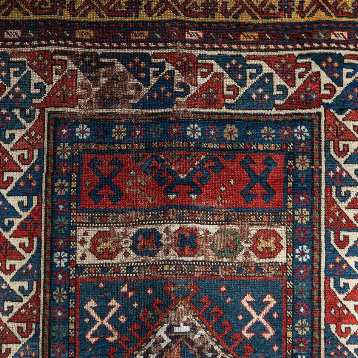 Ancien tapis de course Kazak du 20e siècle, fait à la main. Délicatement tissé avec une bordure attrayante, ce chemin de table se distingue par ses couleurs éclatantes. Il s'agit de l'un des designs les plus attrayants sur le plan visuel. Les tapis