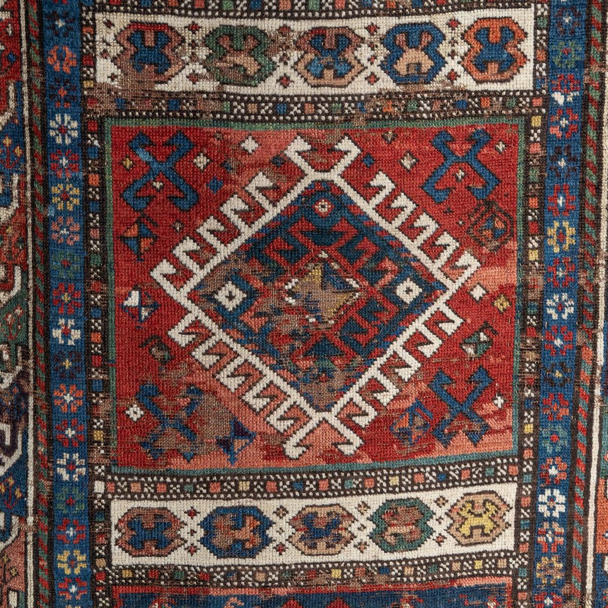 Asiatique Antiquité 20ème siècle Tapis de course Kazak fait à la main c.1920 en vente