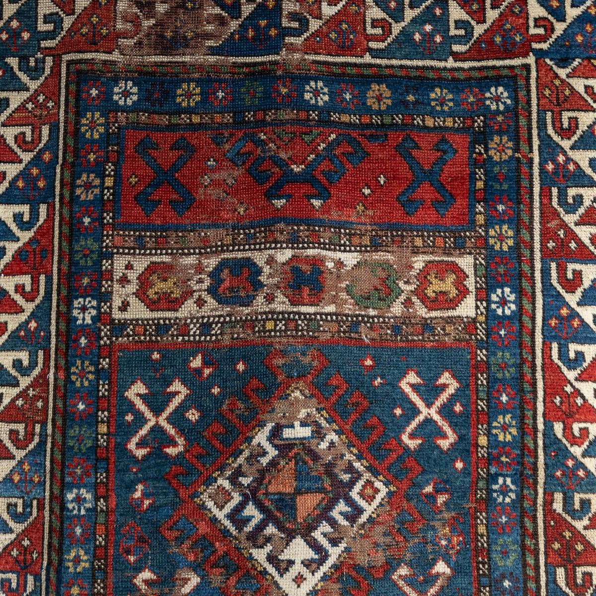 20ième siècle Antiquité 20ème siècle Tapis de course Kazak fait à la main c.1920 en vente