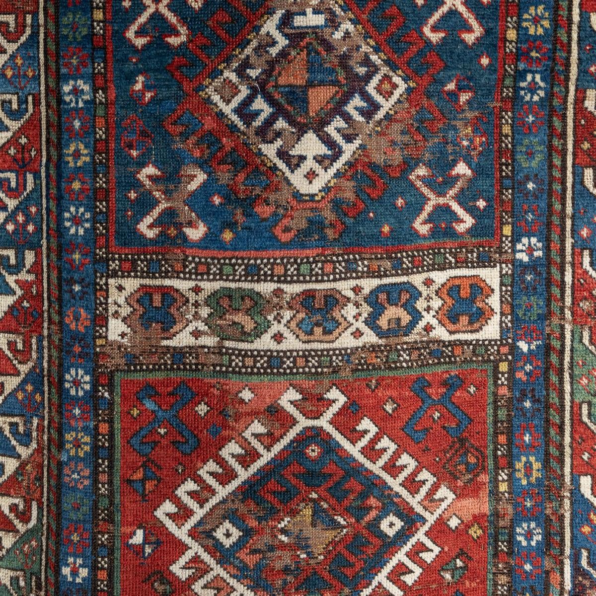 Laine Antiquité 20ème siècle Tapis de course Kazak fait à la main c.1920 en vente