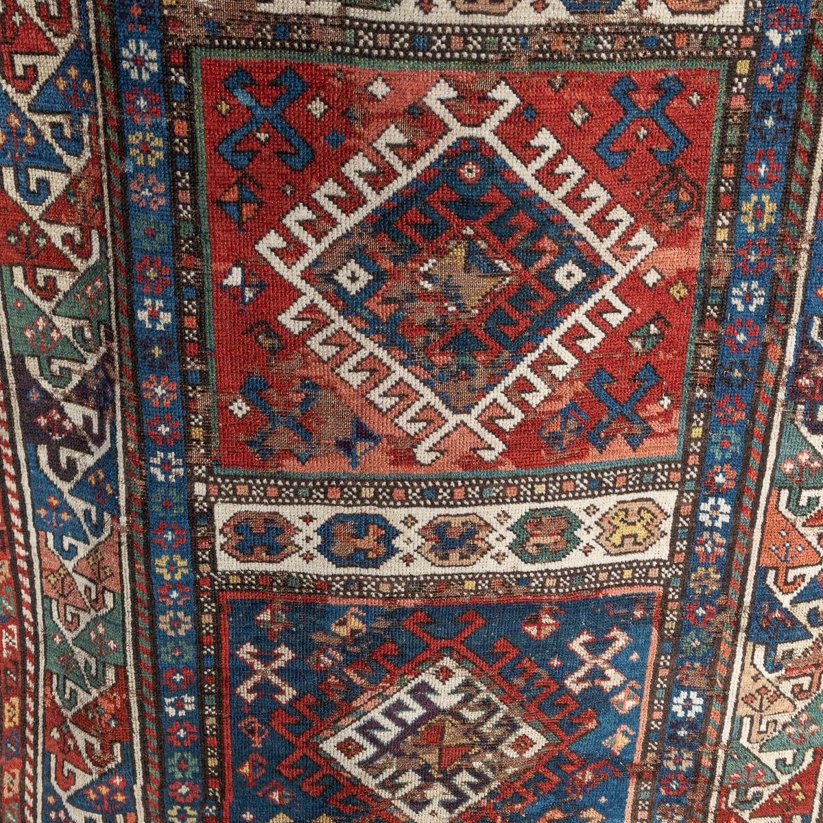 Antiquité 20ème siècle Tapis de course Kazak fait à la main c.1920 en vente 1