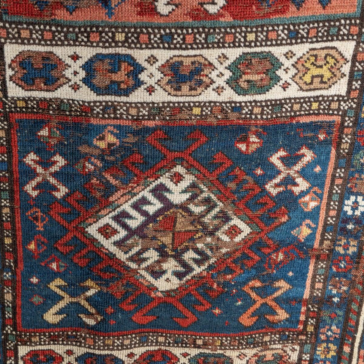 Antiquité 20ème siècle Tapis de course Kazak fait à la main c.1920 en vente 2
