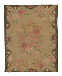 Tapis floral ancien du XXe siècle, réalisé au crochet, avec un motif de bouquet coloré - Rug & Kilim