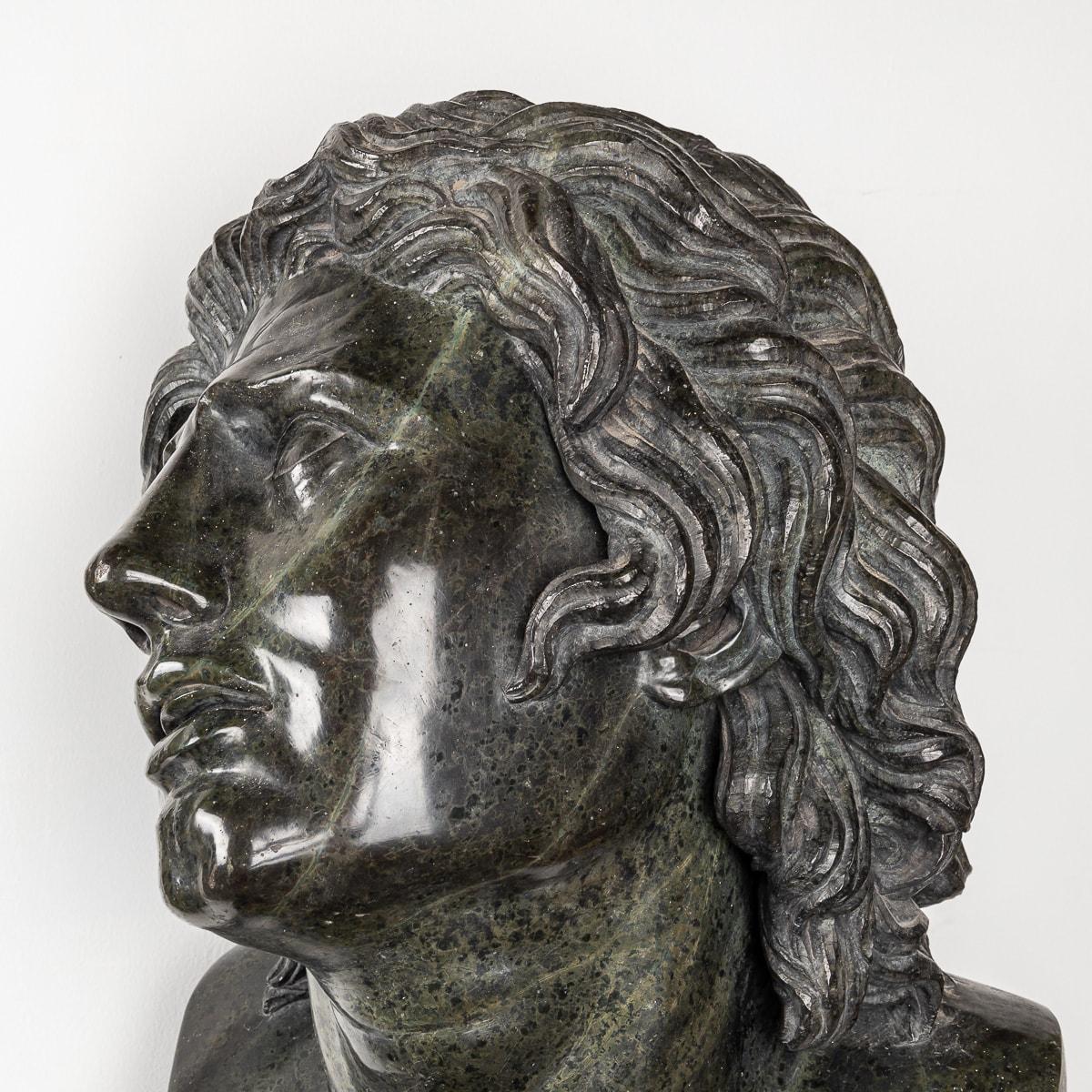 Antico busto a grandezza naturale in marmo verde del XX secolo su supporto c.1900 in vendita 5