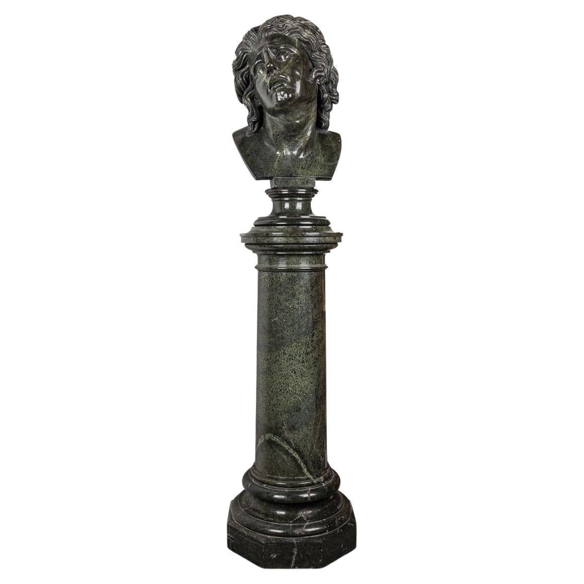 Antico busto a grandezza naturale in marmo verde del XX secolo su supporto c.1900