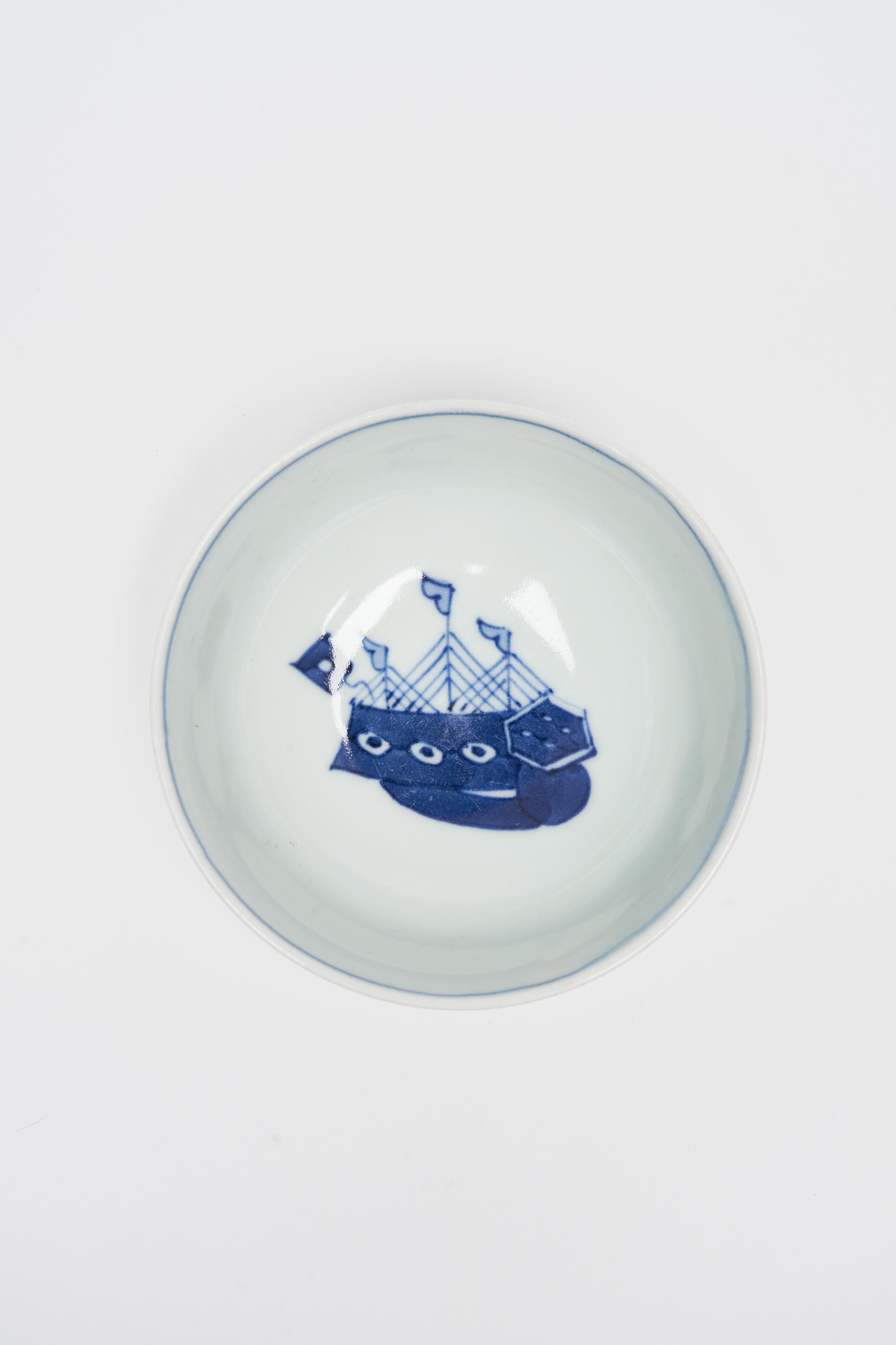 Mid-20th Century Antique 20th Century Japanese Porcelain Bowl with Boat Motif For Sale