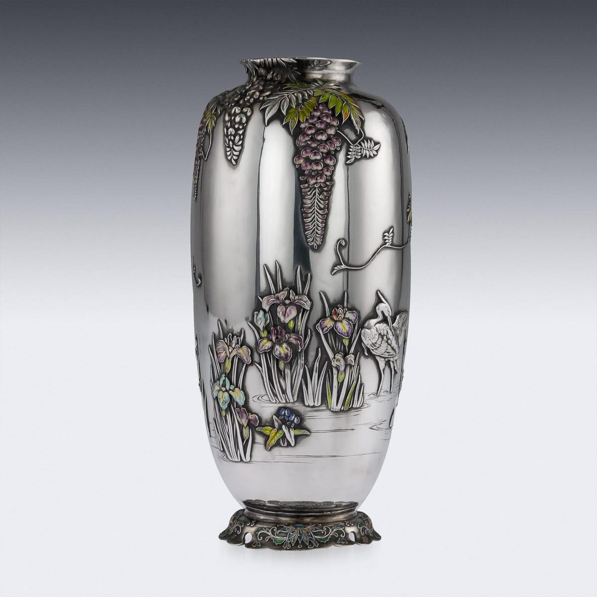 Antique 20th Century Japanese Solid Silver & Enamel Vase, Sanju Saku, circa 1900 im Zustand „Gut“ in Royal Tunbridge Wells, Kent