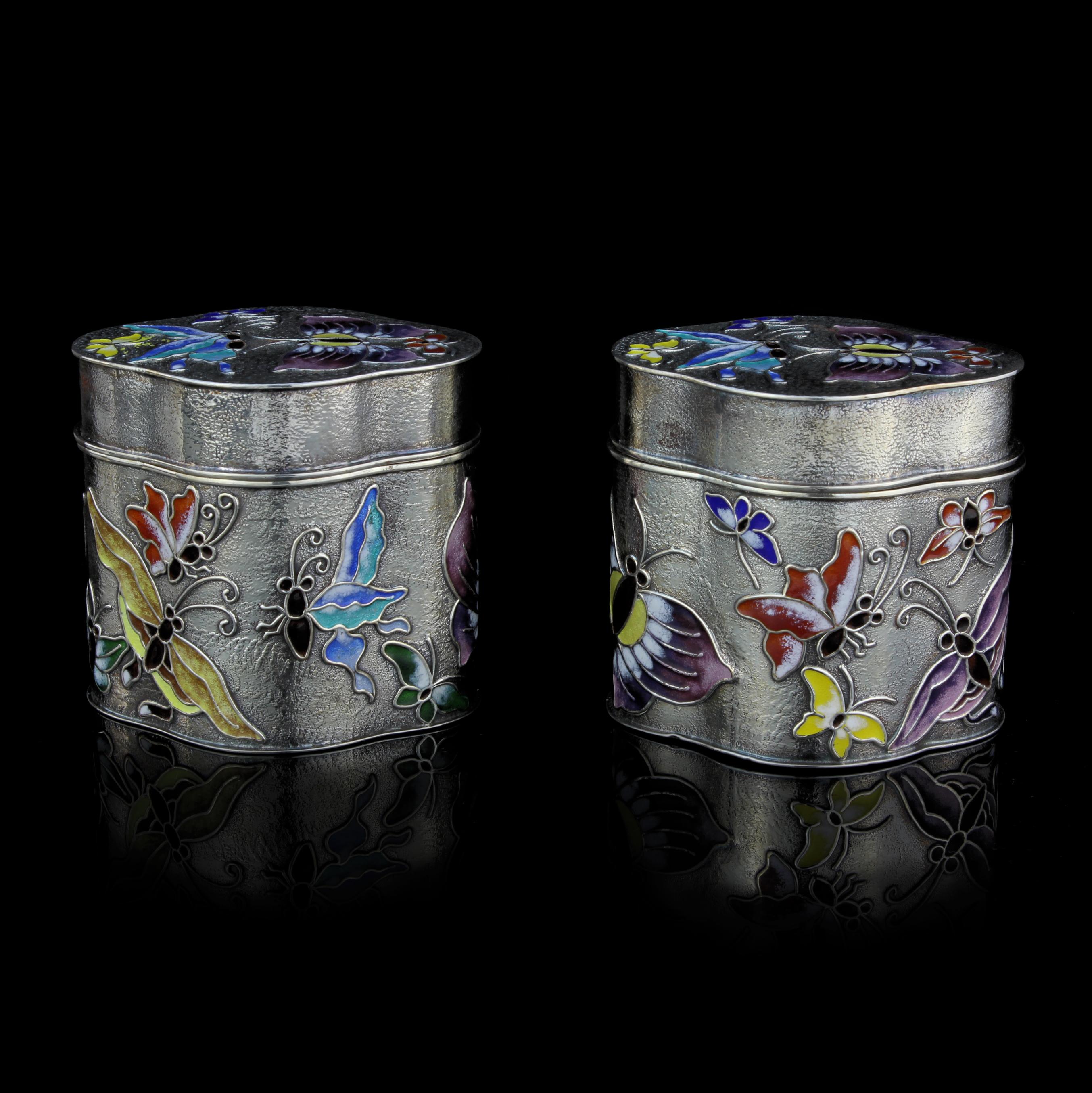 Antique 20th century Korean 99. Silver pair of tea caddies with enamelled butterflies 

Made in Korea, 20th century 
Hallmarked to base silver 99. 

Approx dimensions: 
Size: 6.8 x 5.6 x 6.2 cm 
Total weight: 300 grams

Condition: General