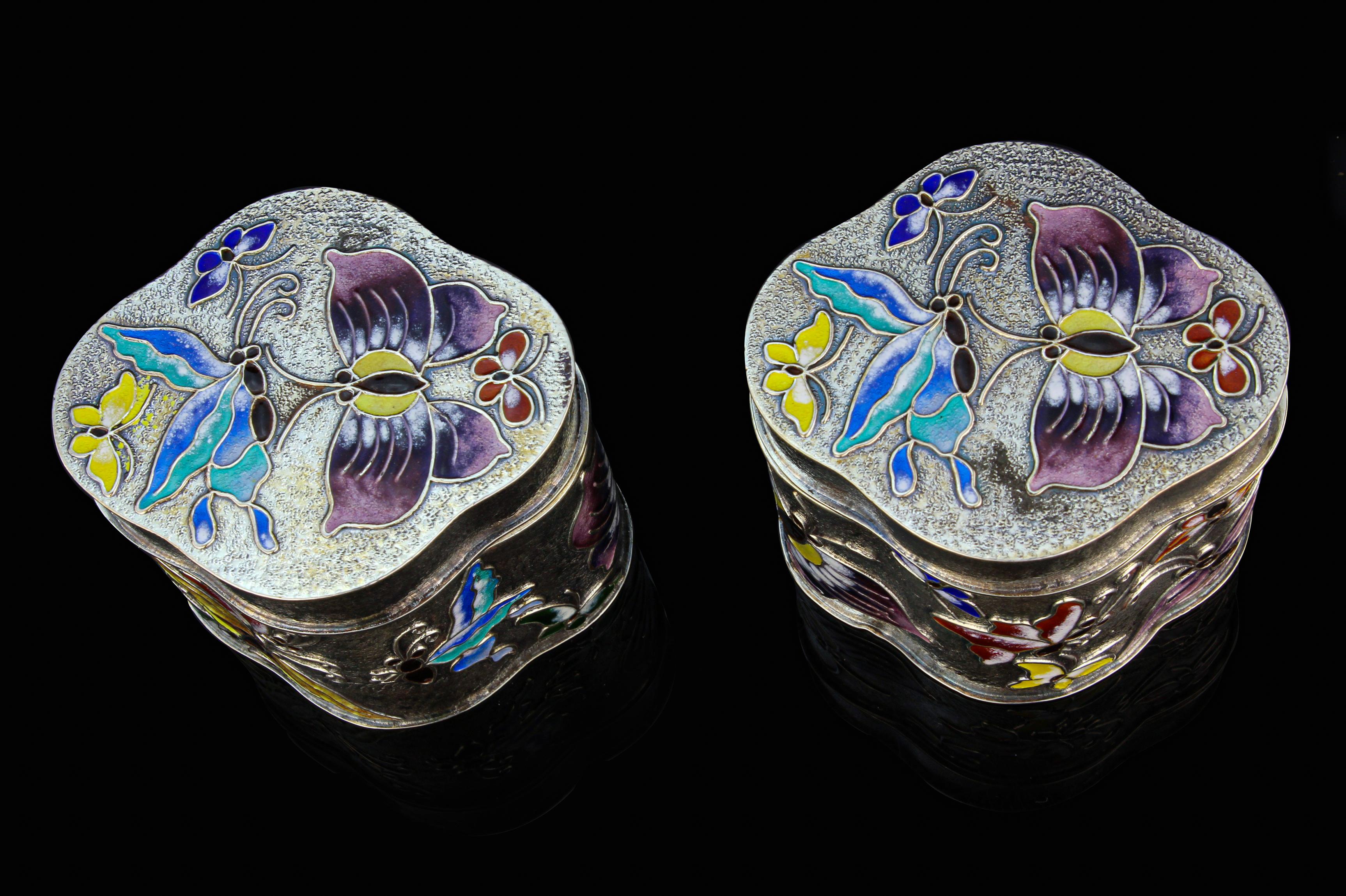 Antique 20th Century Korean 99. Silver Pair of Tea Caddies with Enamelled Butter In Good Condition For Sale In Braintree, GB