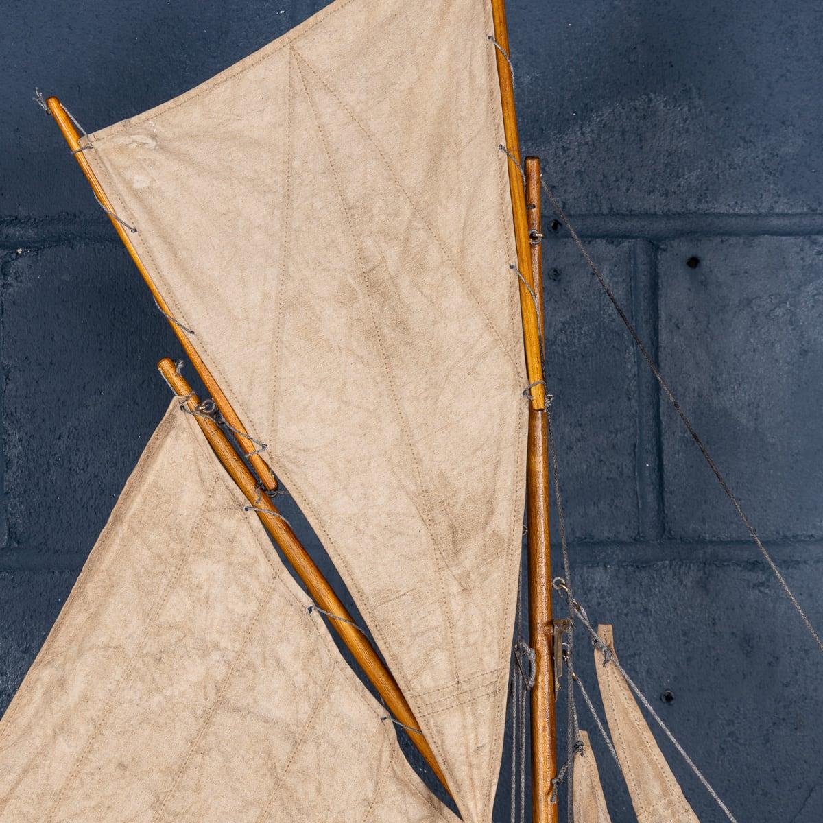 Antique 20th Century Large English Carved Hull Pond Yacht c.1910 In Good Condition In Royal Tunbridge Wells, Kent