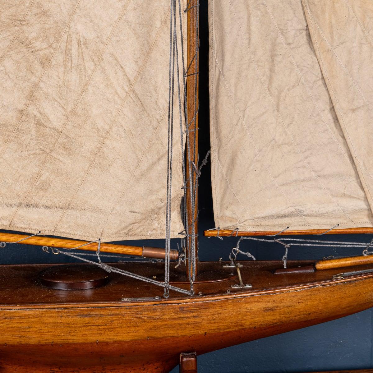 Antique 20th Century Large English Carved Hull Pond Yacht c.1910 1