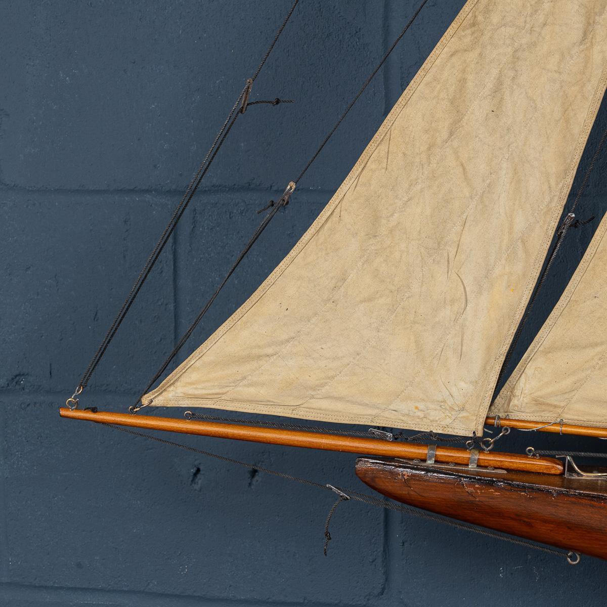Antico yacht da laghetto con scafo intagliato del 20° secolo, 1920 ca. in vendita 3